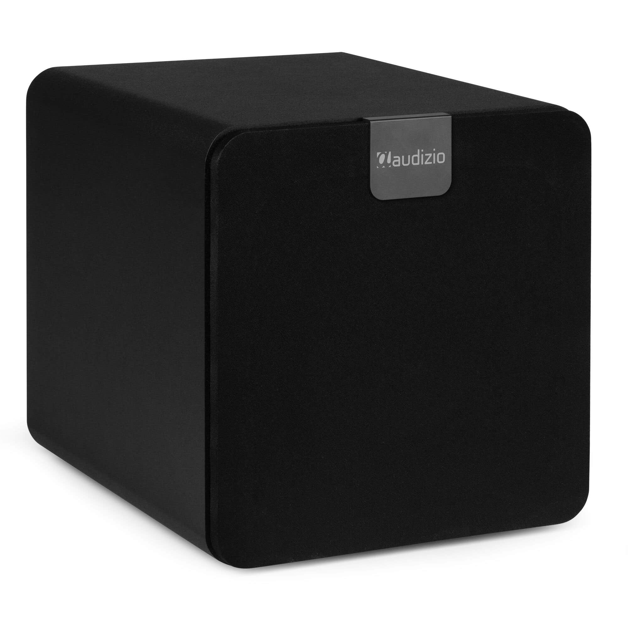 Un subwoofer Audizio negro. Es un cubo con bordes redondeados. El logo está en la esquina superior derecha.