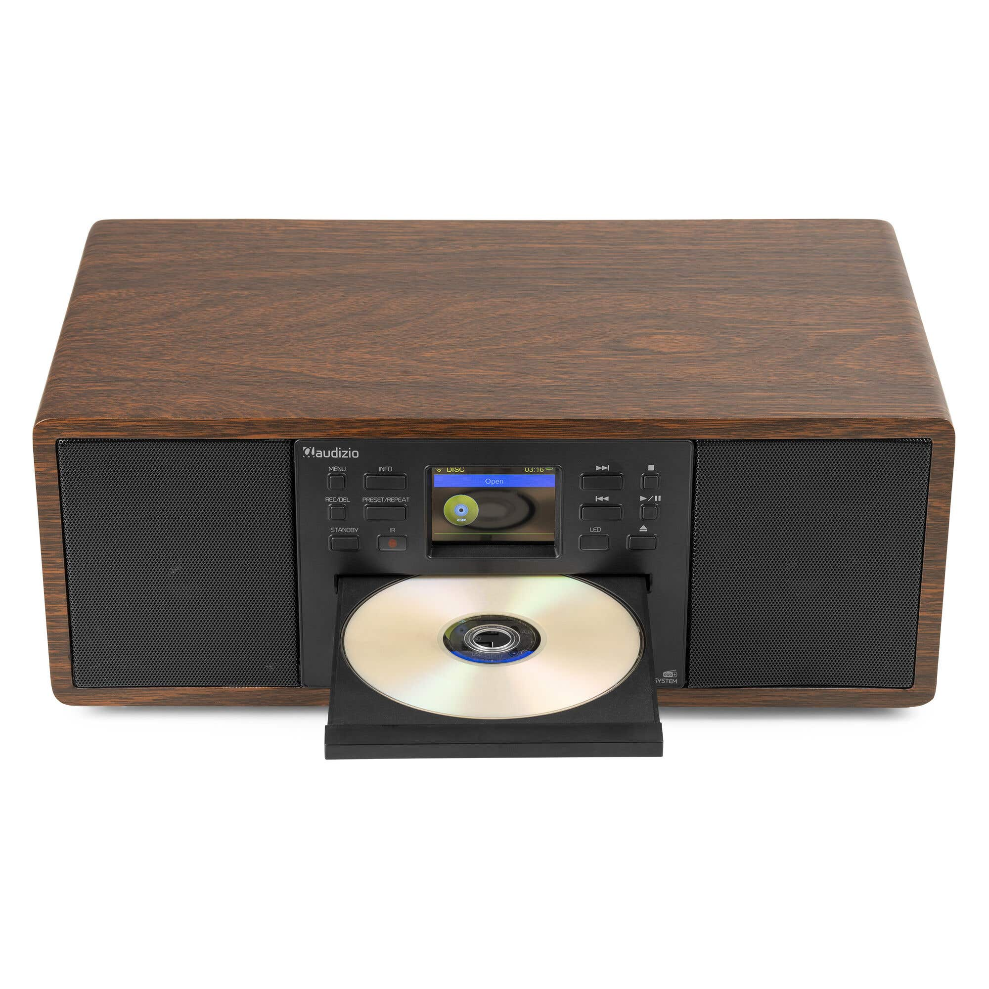 Ein Stereoanlage aus Holz mit offenem CD-Player. Eine CD ist im Fach. Der Bildschirm zeigt 'Open'.