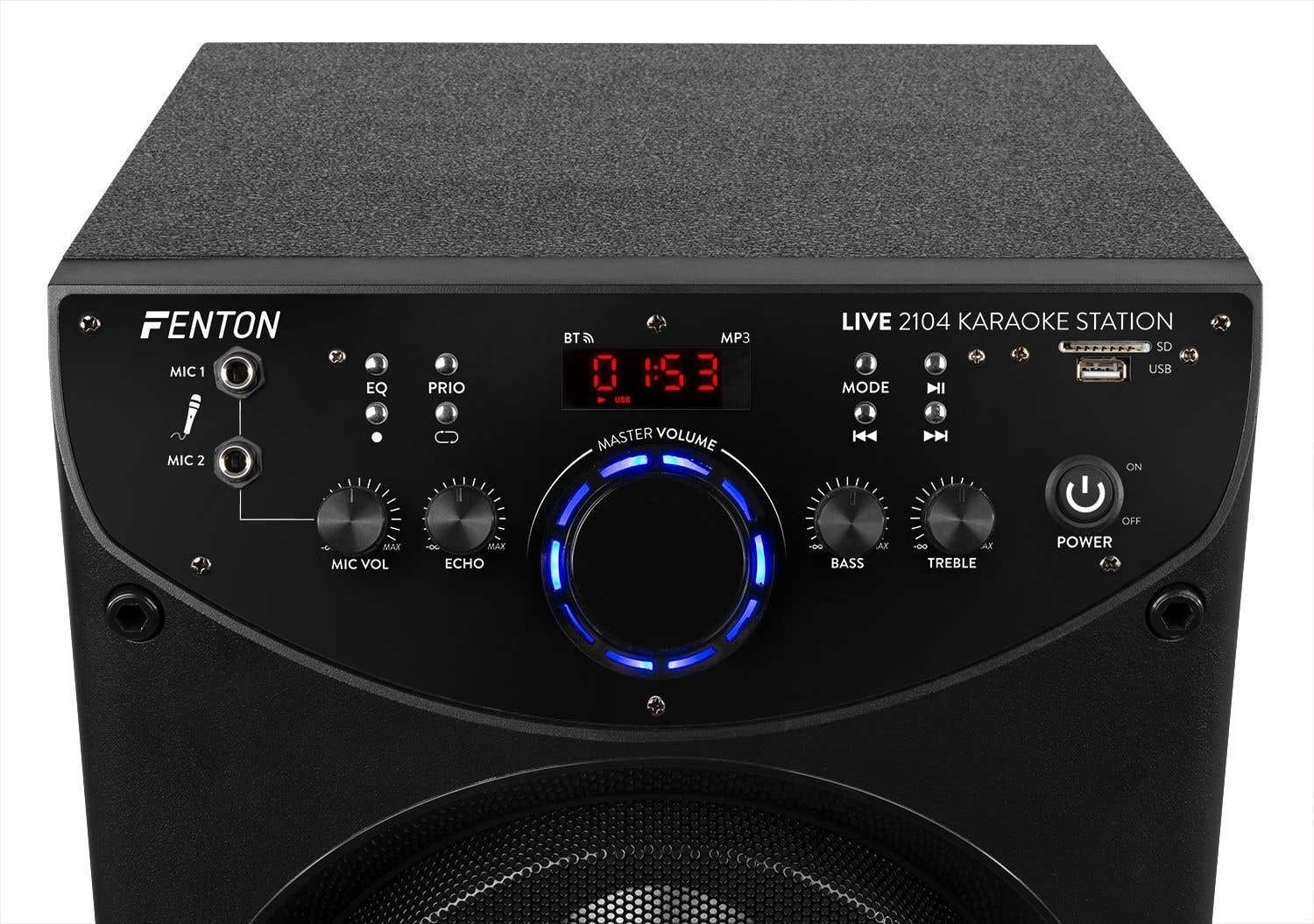 Máquina de karaoke Fenton negra con diales, botones y una pantalla digital que muestra la hora. Controles de volumen, bajos, agudos y encendido.