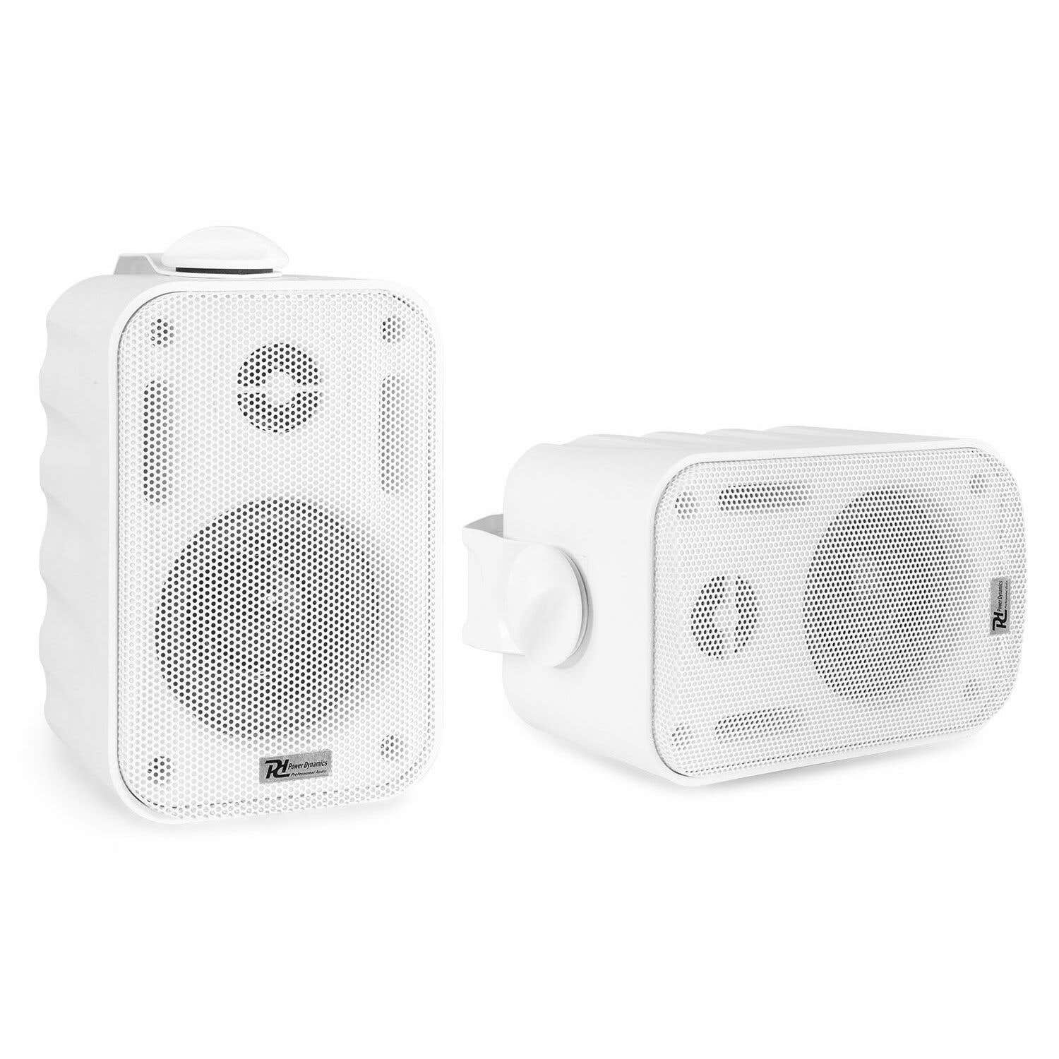 Dos altavoces rectangulares blancos. Cada altavoz tiene una parte frontal perforada y un logotipo. Uno está en posición vertical, el otro horizontal.