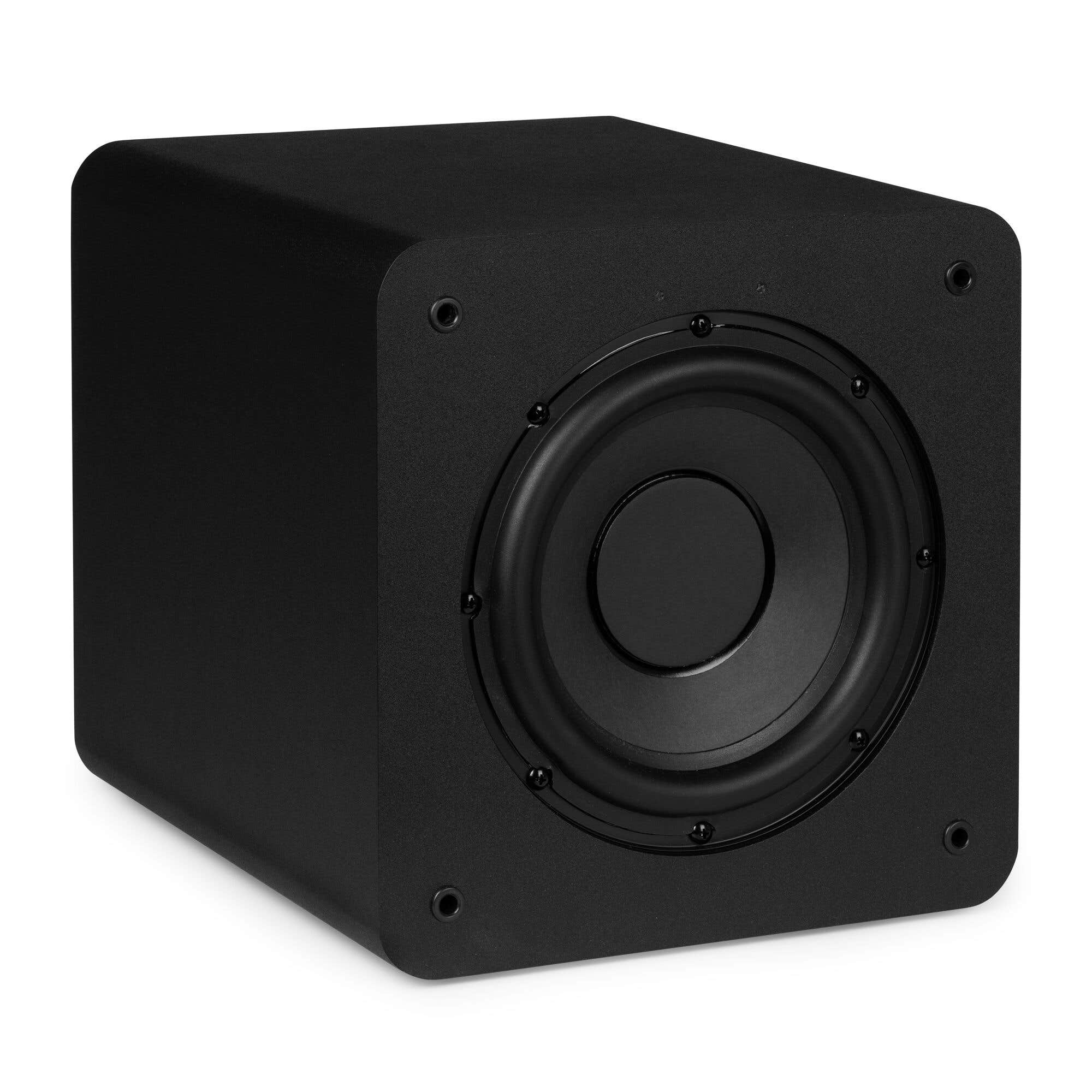 Un altavoz subwoofer negro y cuadrado con esquinas redondeadas. Tiene un altavoz central grande y cuatro orificios para tornillos.