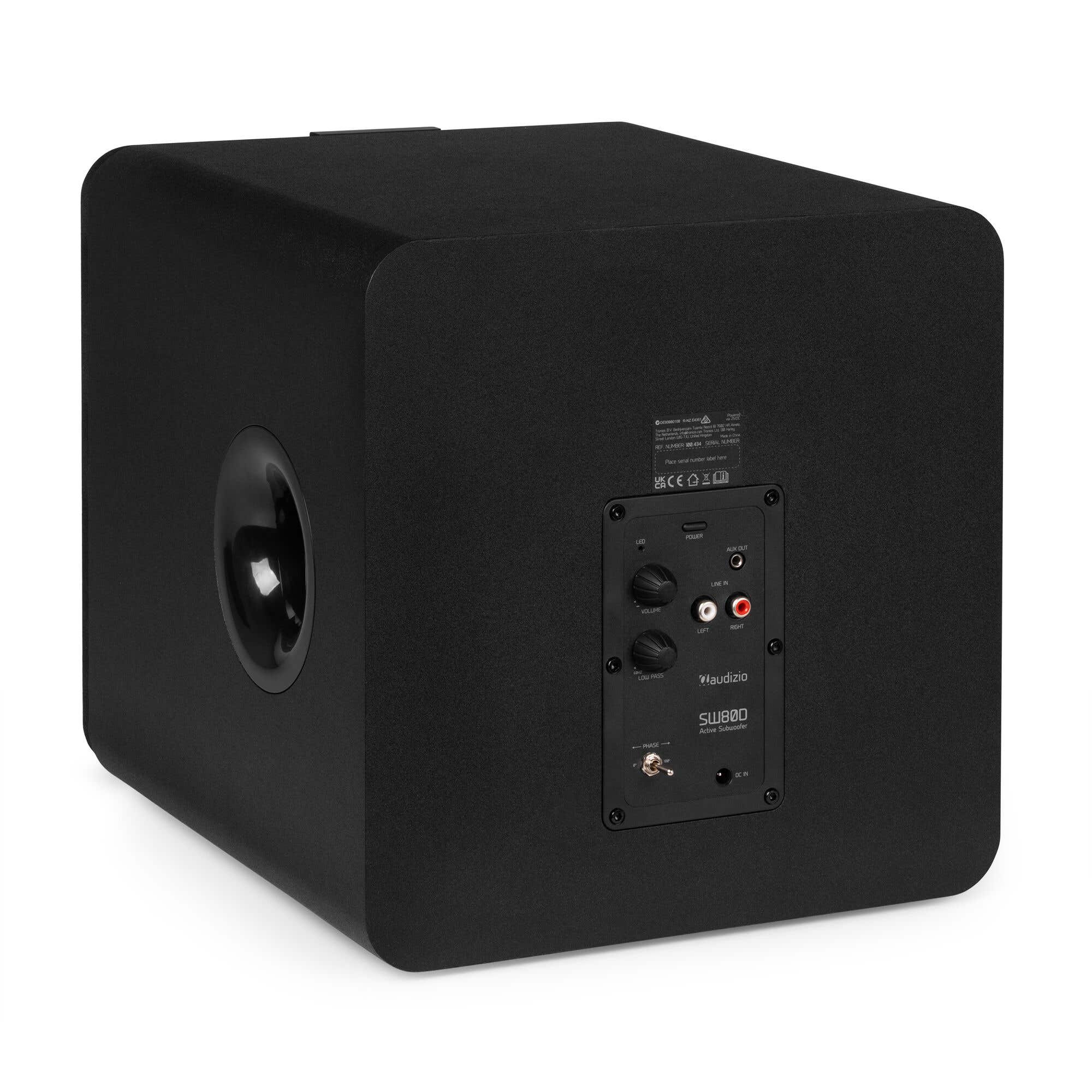 Un subwoofer cuadrado negro con un altavoz y panel de control. Tiene volumen, entrada de línea y otros controles.