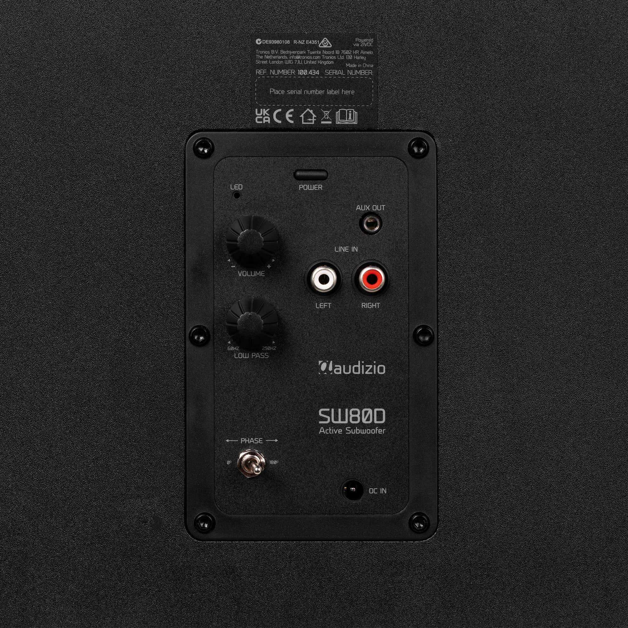 Panel de control de subwoofer Audizio SW800 negro con perillas, entradas y etiquetas. El texto incluye 'Volume', 'Low Pass' y 'Line In'.