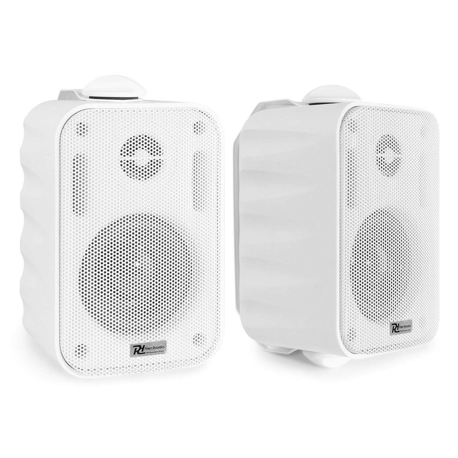 Dos altavoces blancos. Uno es frontal, el otro lateral. Ambos tienen frontal perforado y el logotipo de Power Dynamics.