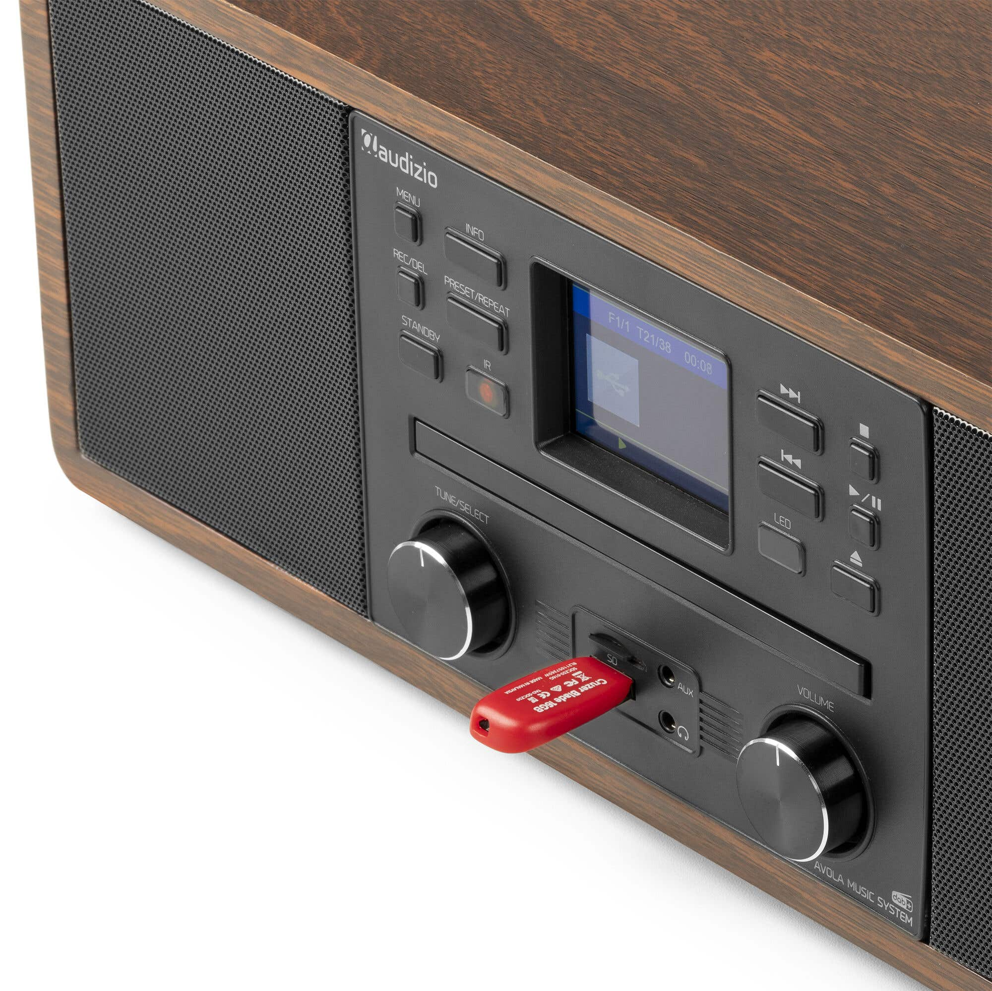Ein Holzradio mit Bildschirm, Tasten, Knöpfen und einem roten USB-Stick. Der Bildschirm zeigt Informationen an.