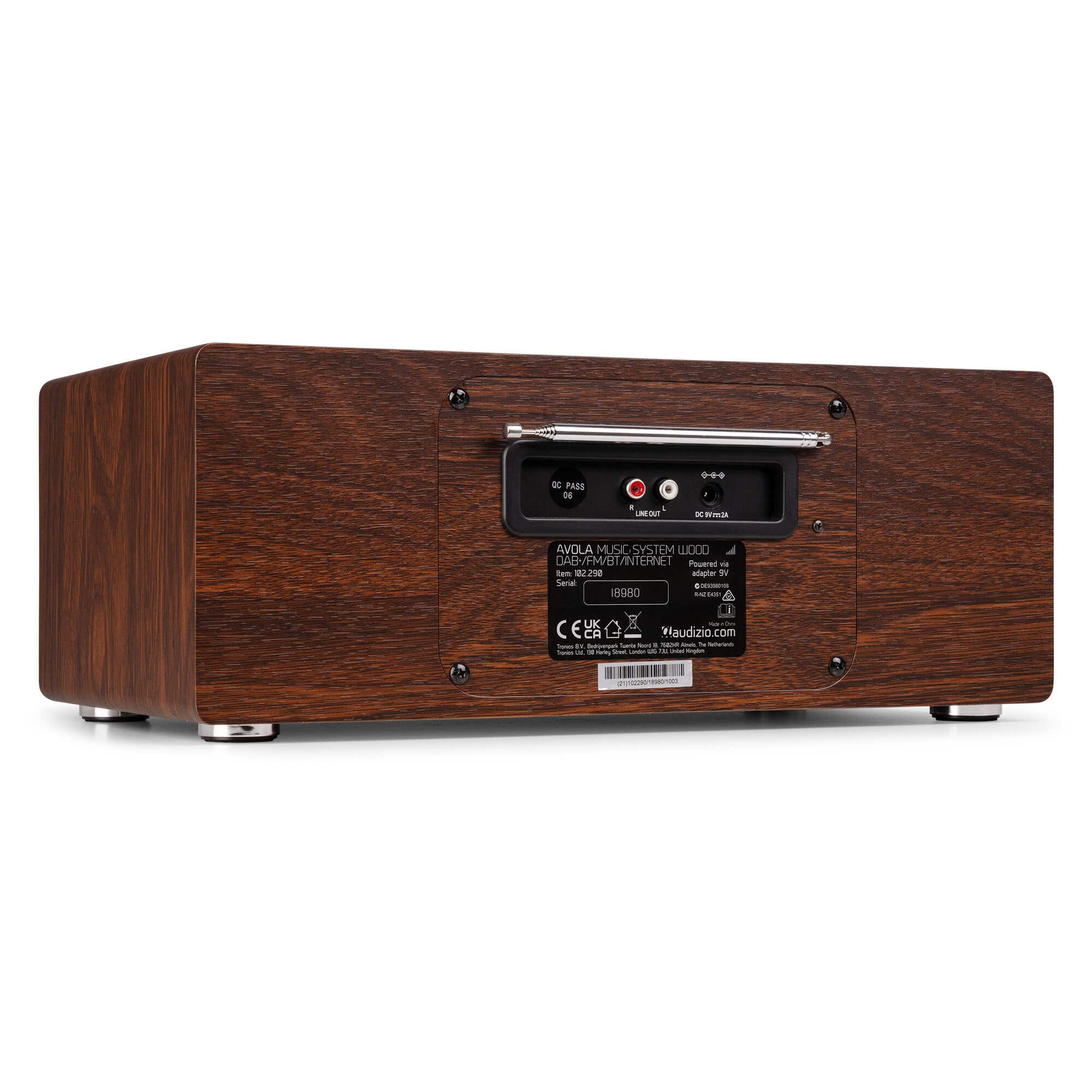 Rückansicht eines Holzradios. Es hat Eingänge, eine Antenne und Etiketten. Das Radio steht auf silbernen Füßen.