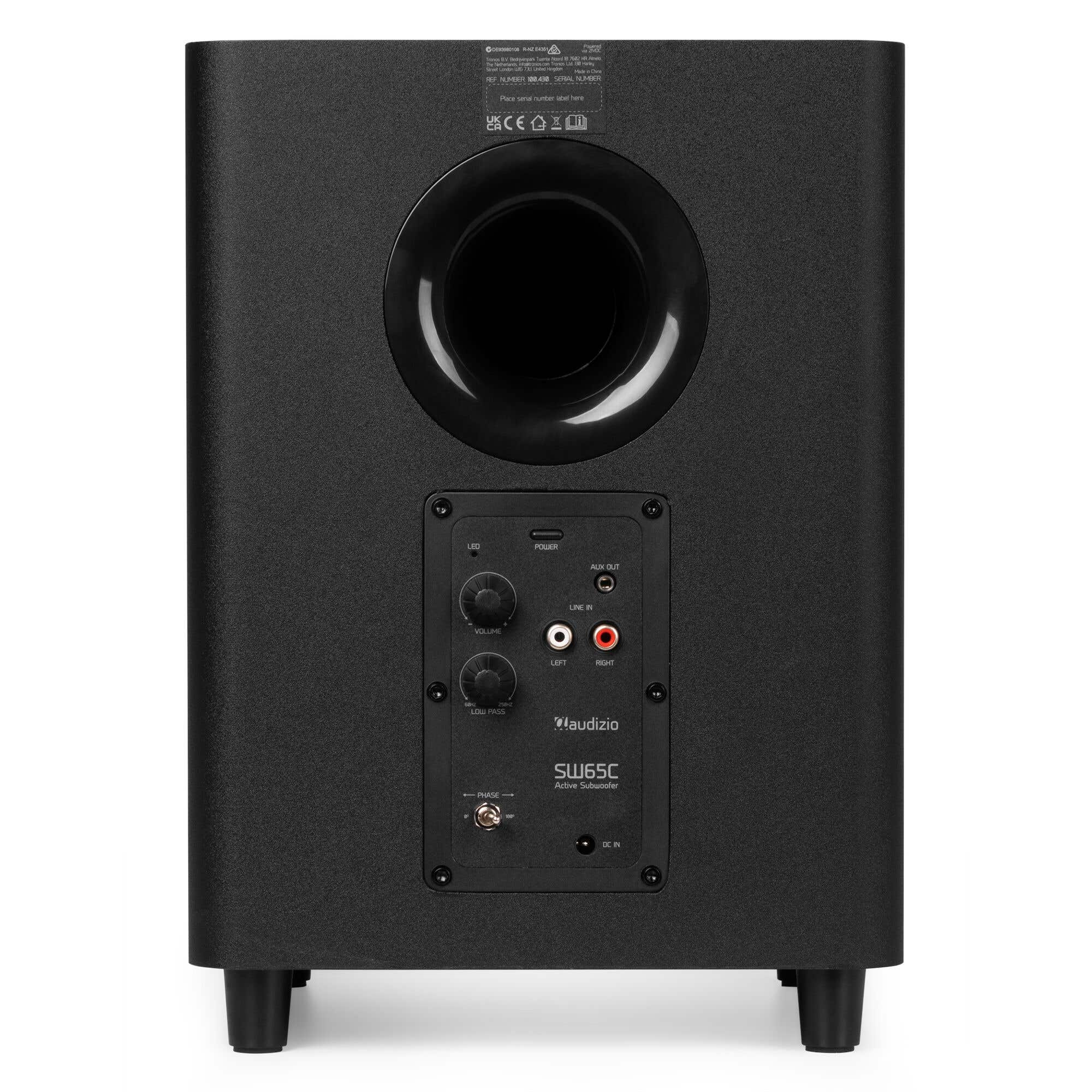 Subwoofer negro con controles, puertos y una gran abertura circular. Presenta controles de encendido, volumen y otros ajustes de audio.