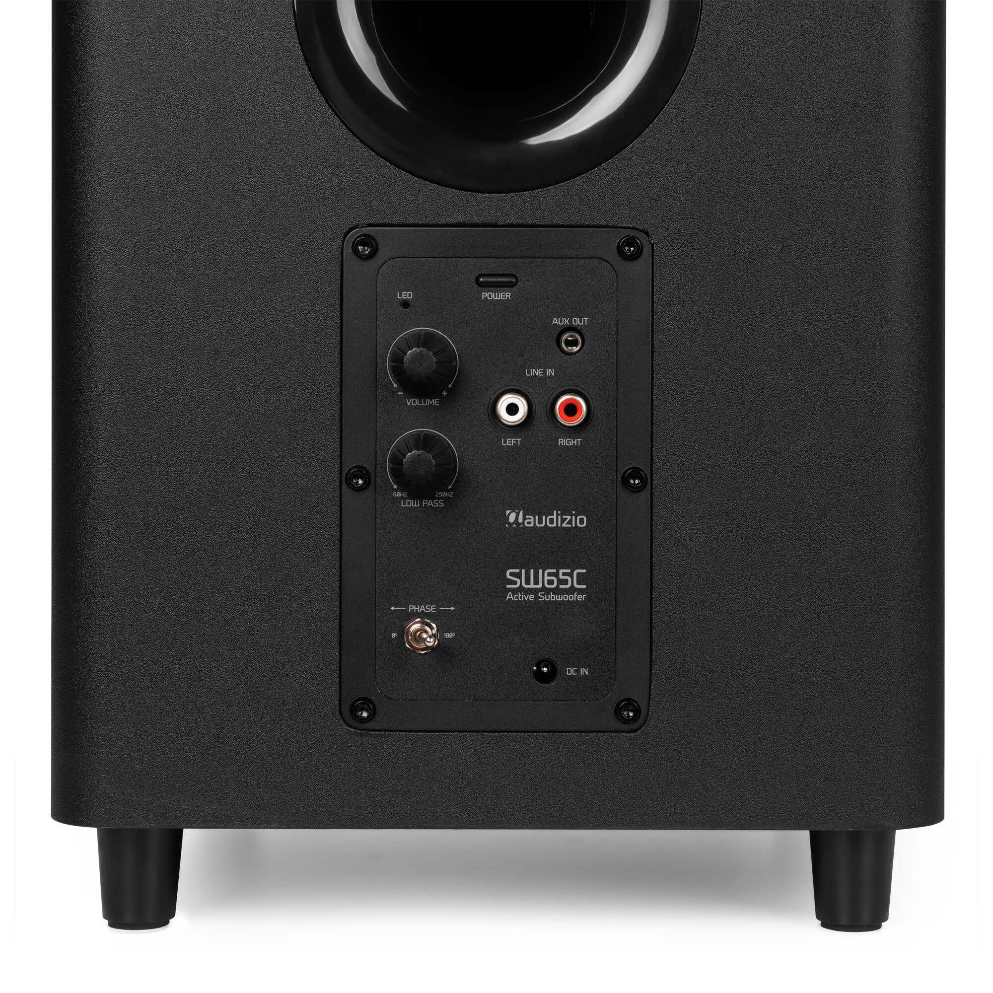 Panel trasero de subwoofer negro con controles: volumen, low pass, line in, aux out y alimentación. Tiene patas y logo.