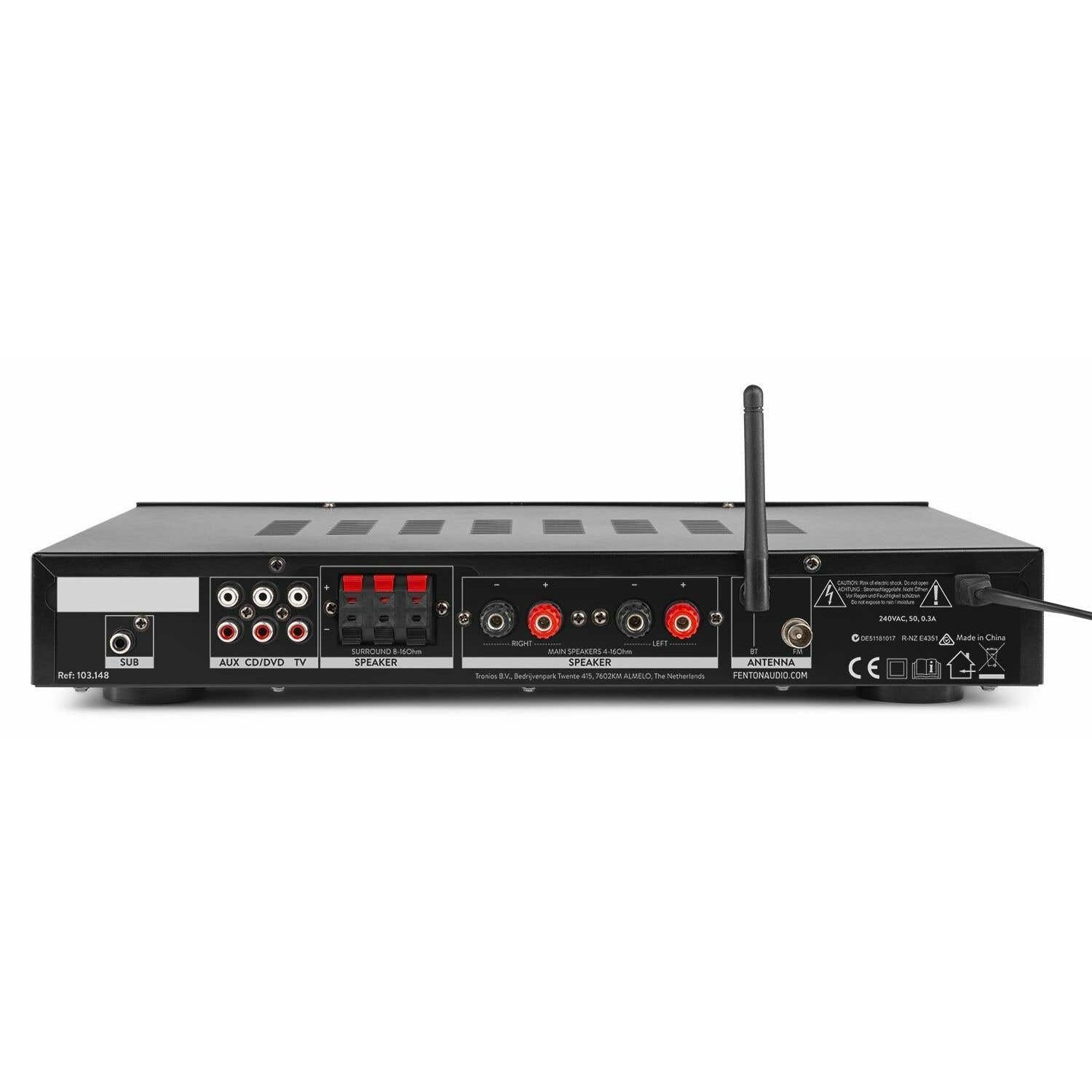 Un receptor de audio negro con múltiples puertos de entrada/salida, un cable de alimentación y una antena. Etiquetas: 'SUB', 'AUX' y 'SPEAKER'.