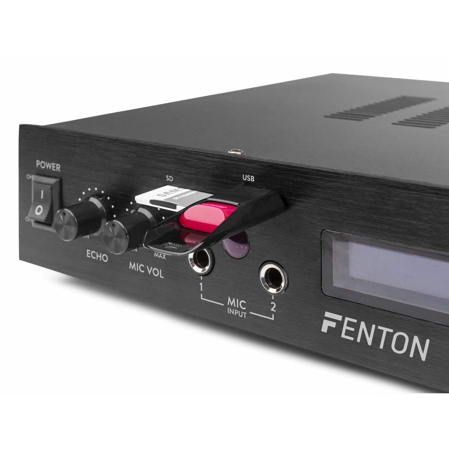 Un mezclador de audio Fenton negro con botón de encendido, perillas, puertos SD y USB, y entradas de micrófono. Una unidad USB está insertada.