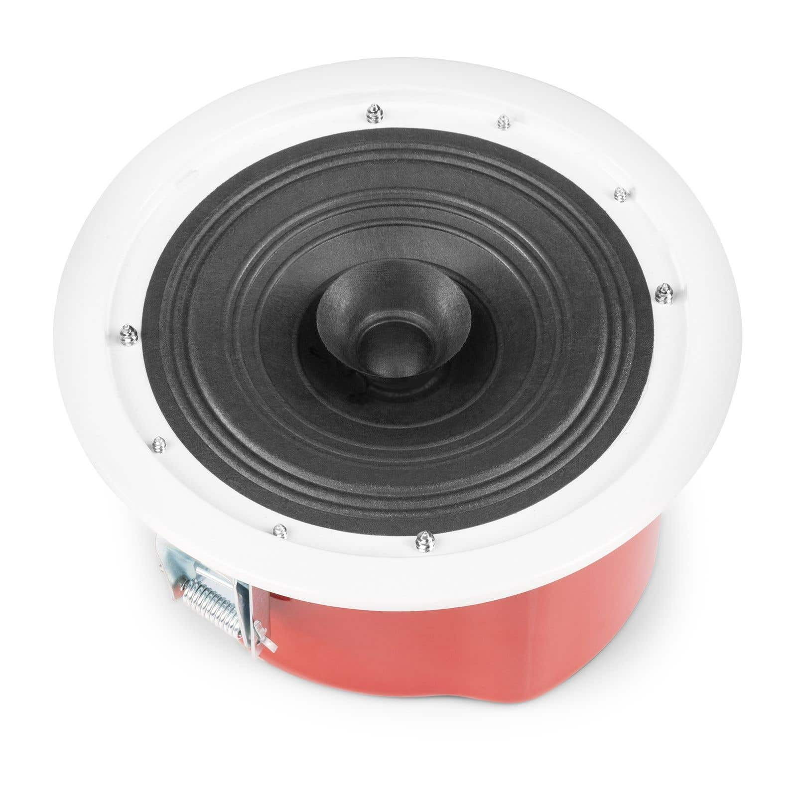 Vista cenital de un altavoz de techo. Borde blanco, cono de altavoz negro y base roja visibles. Tornillos plateados aseguran el altavoz.