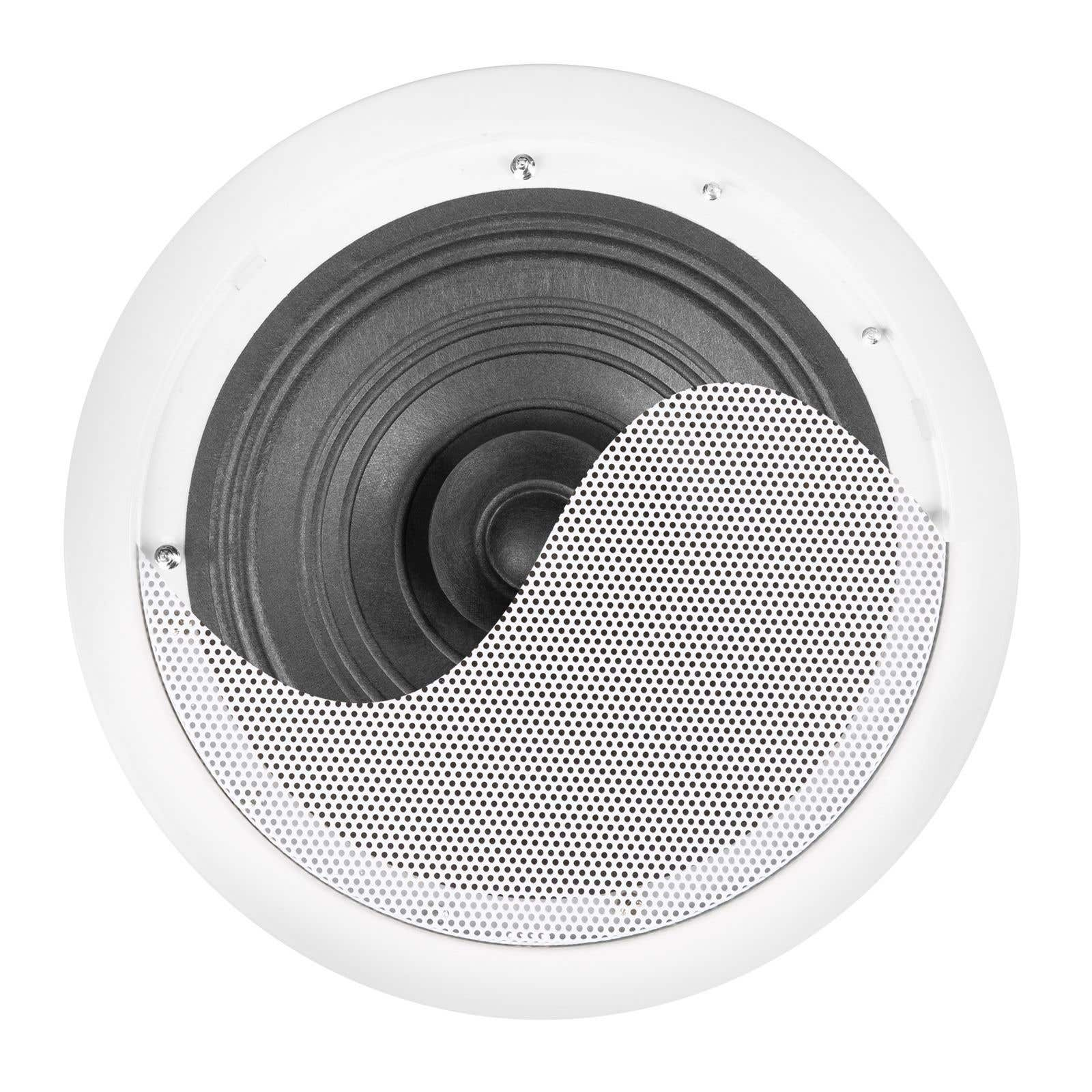 Un altavoz de techo blanco con cono negro y rejilla metálica perforada. El altavoz es circular.