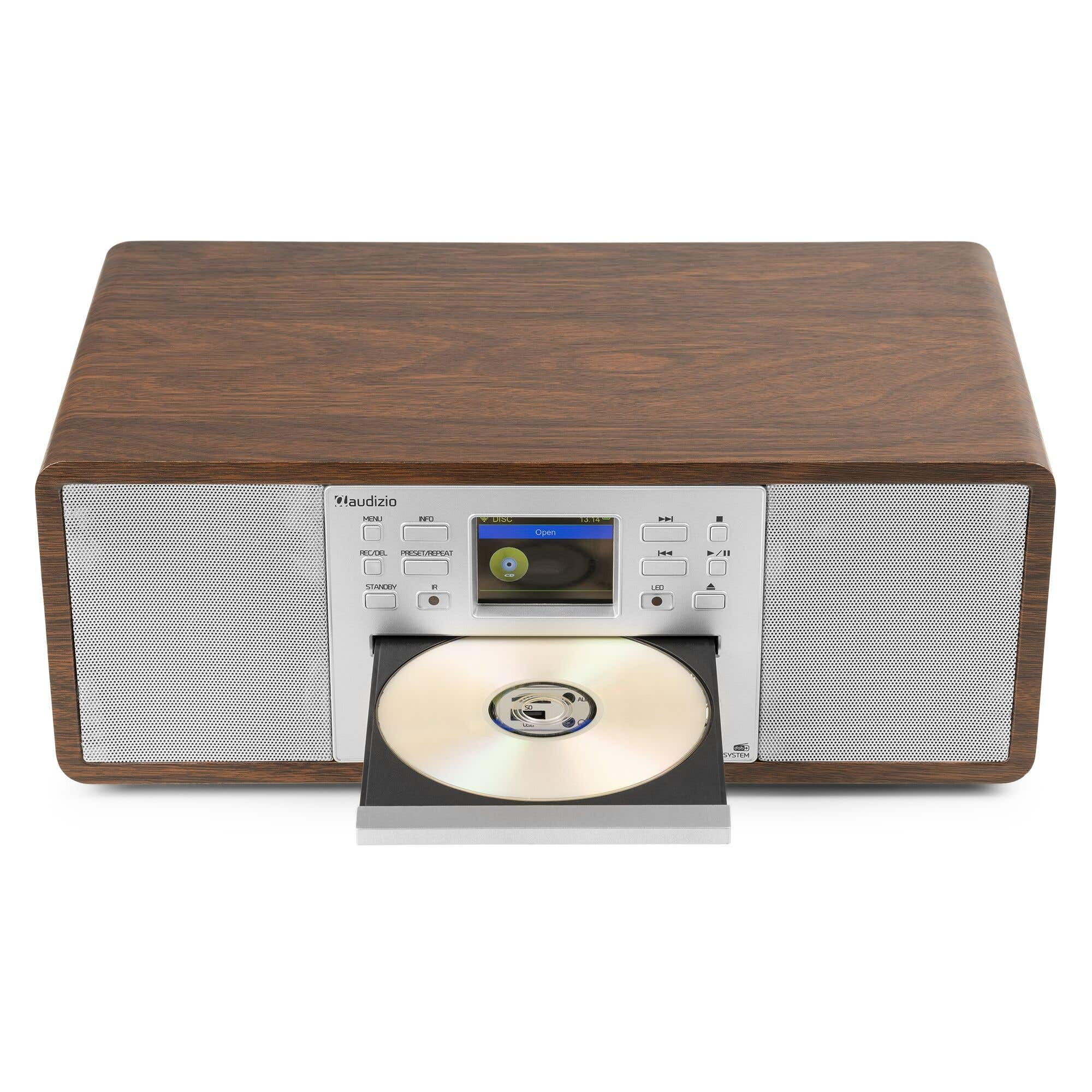 Une radio en bois avec un lecteur CD. Un CD est dans le tiroir ouvert. L'écran affiche 'Open'.
