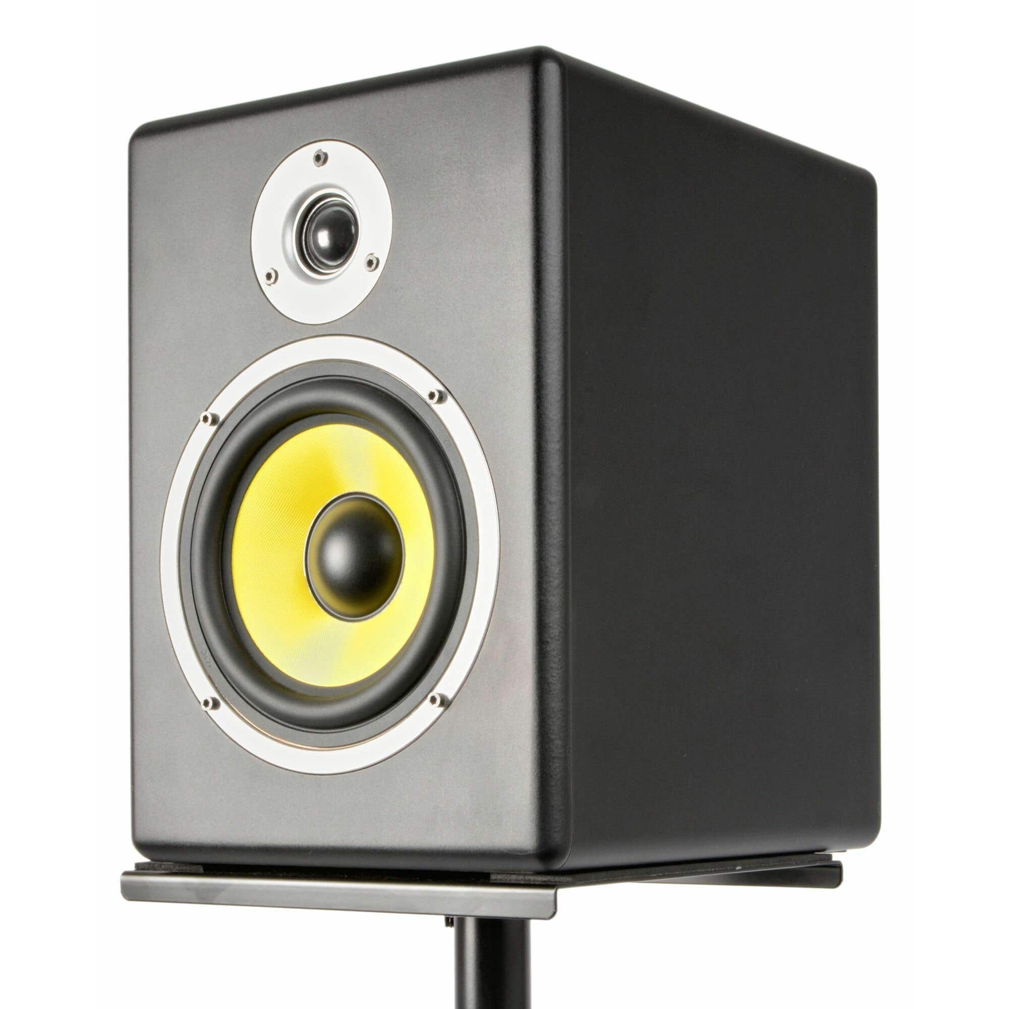 Un altavoz negro con un cono amarillo sobre un soporte negro sobre un fondo blanco.