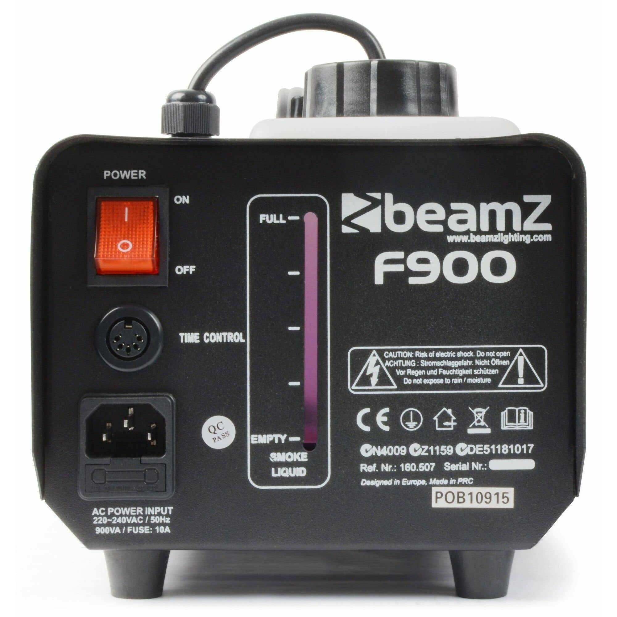 Máquina de humo Beamz F900 negra con interruptor, indicador de nivel de líquido y puertos de entrada. El texto incluye advertencias.