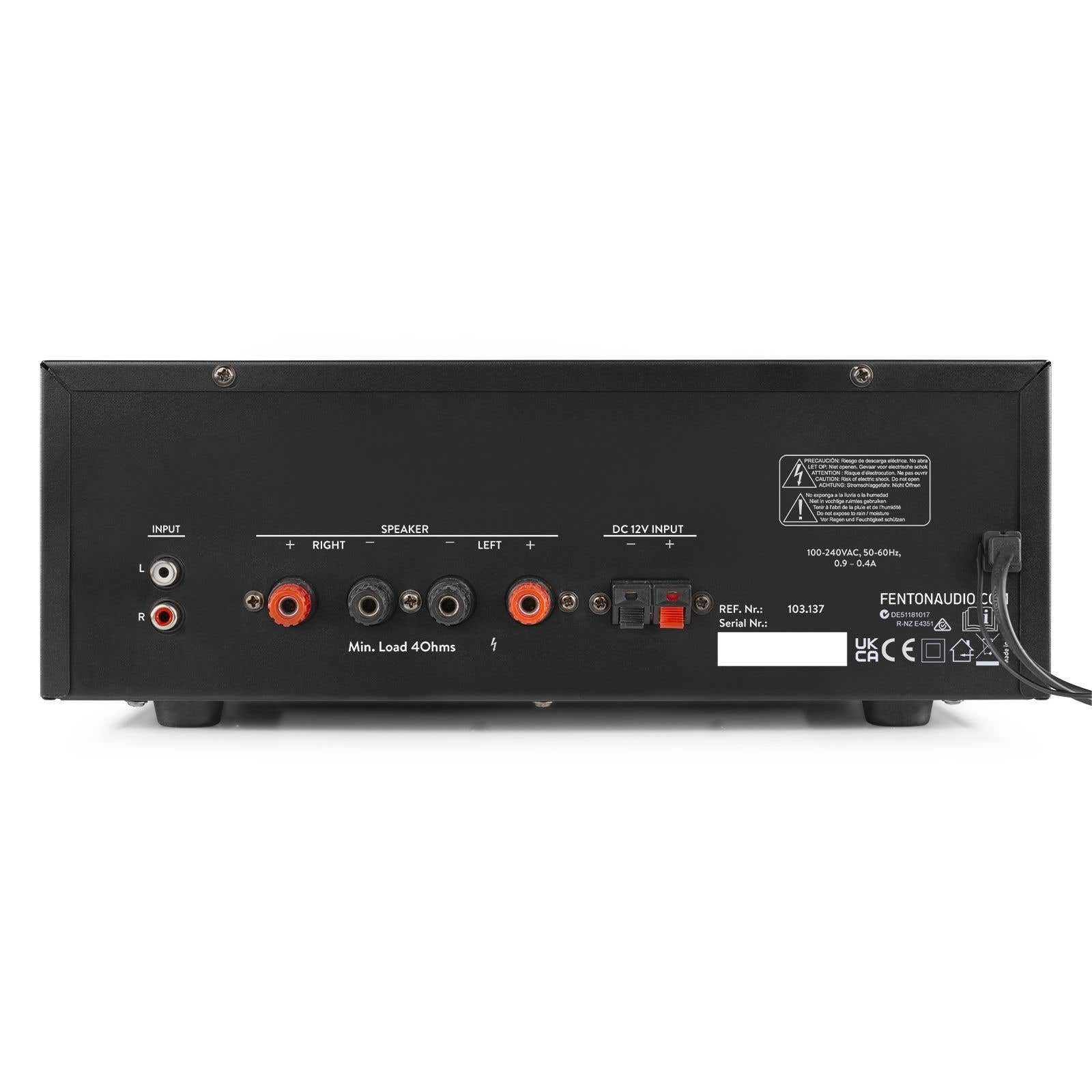 Schwarze Rückseite des Audioverstärkers. Merkmale: Eingang, Lautsprecher, DC-Eingang und Warnhinweise.