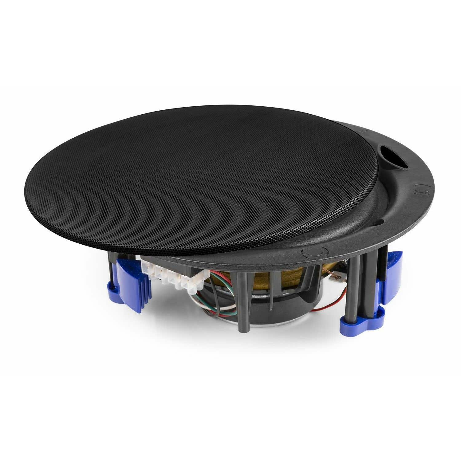 Un altavoz con una cubierta de malla negra, marco negro, clips azules y cableado interno. El altavoz está sobre un fondo blanco.