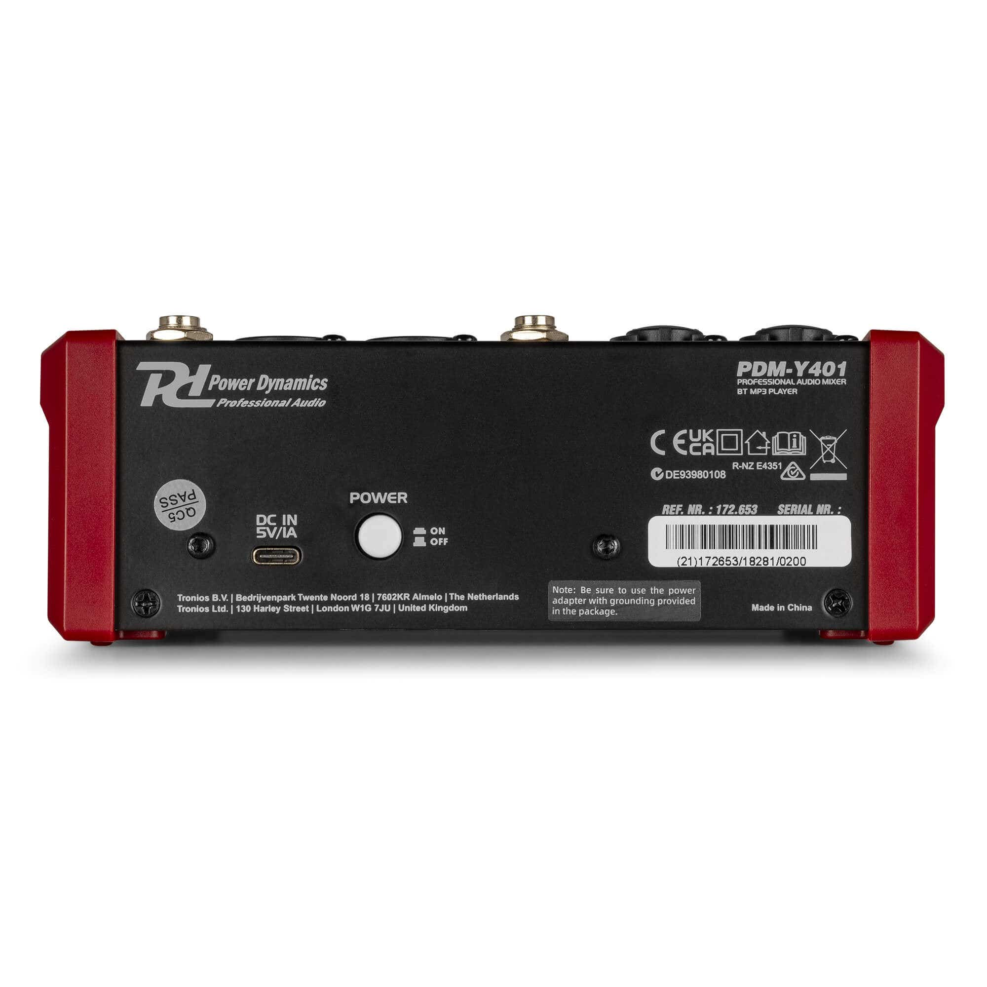 Un mezclador de audio negro y rojo con botones de encendido, puertos e información del producto impresa.
