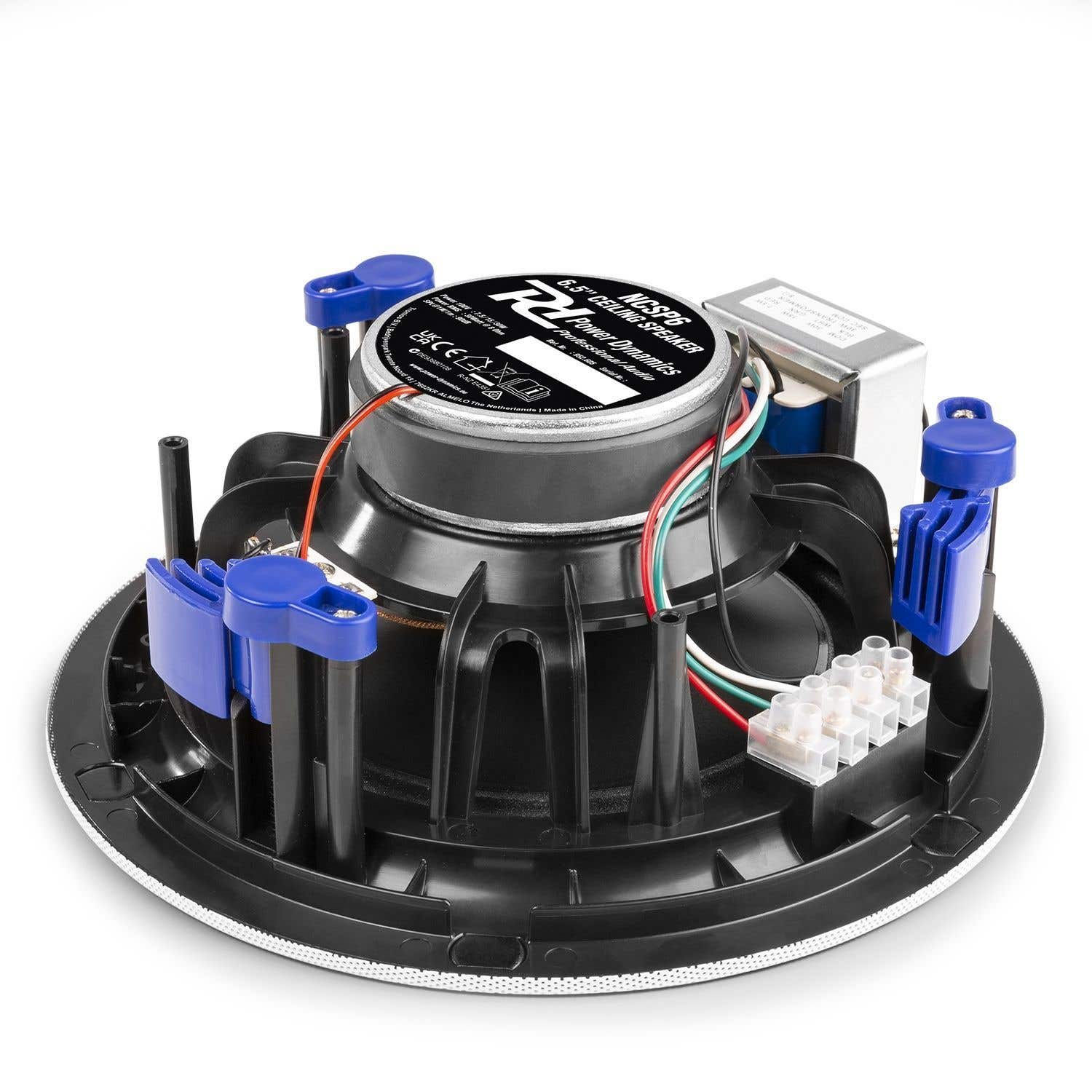 Un altavoz de techo con componentes negros y azules. Se ven cables y conectores. El altavoz tiene un diseño circular.