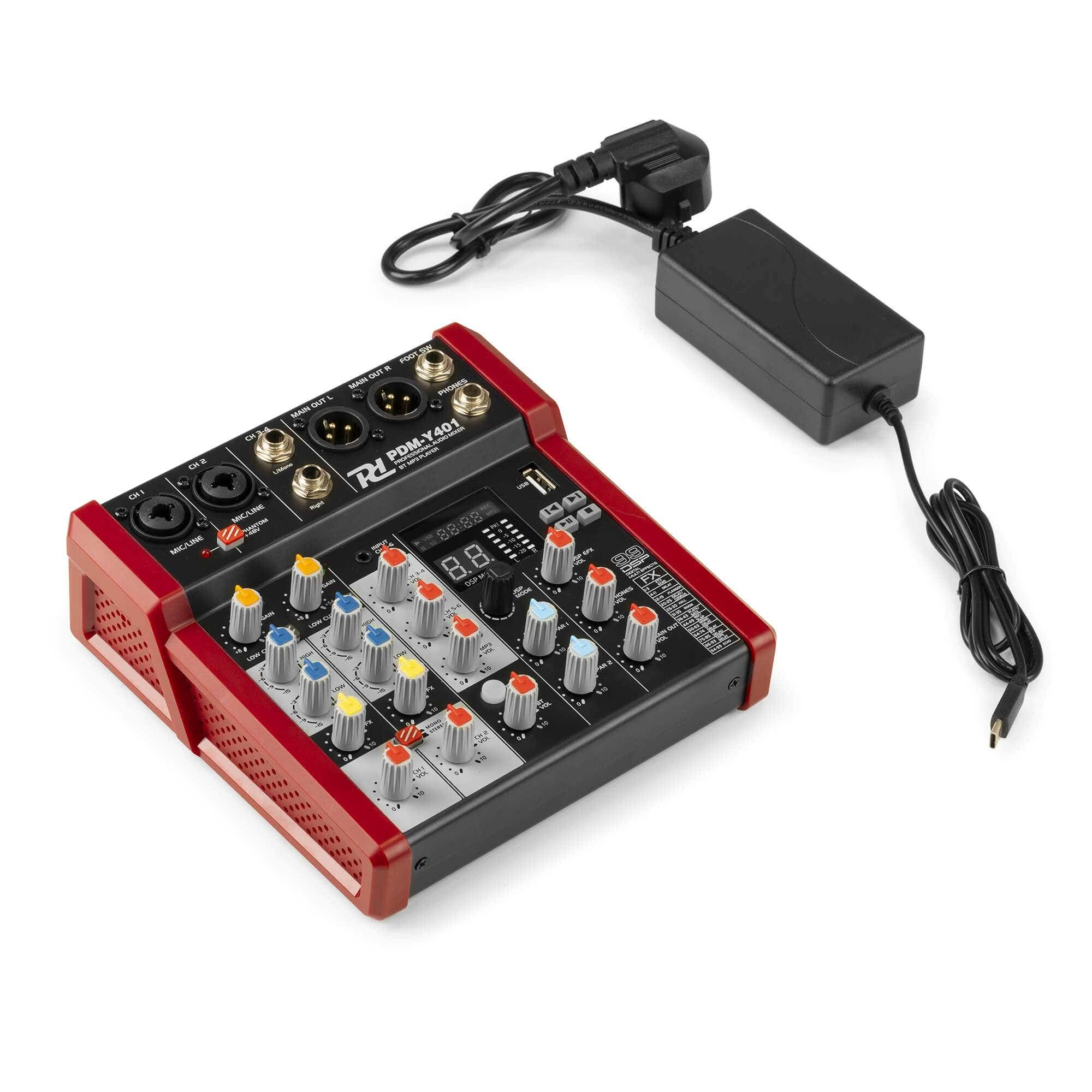 Un mezclador de audio rojo y negro con perillas y puertos. Un adaptador de corriente negro está conectado.