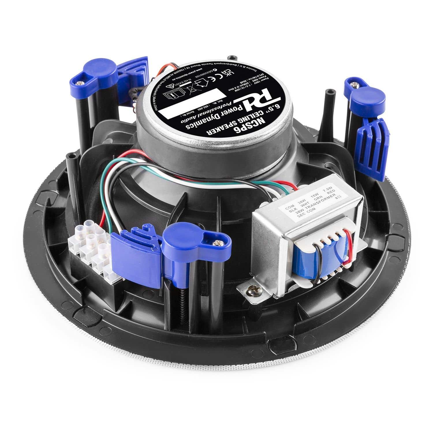 Altavoz de techo con clips azules, marco negro y altavoz plateado. Cables y transformador visibles. Fondo blanco.