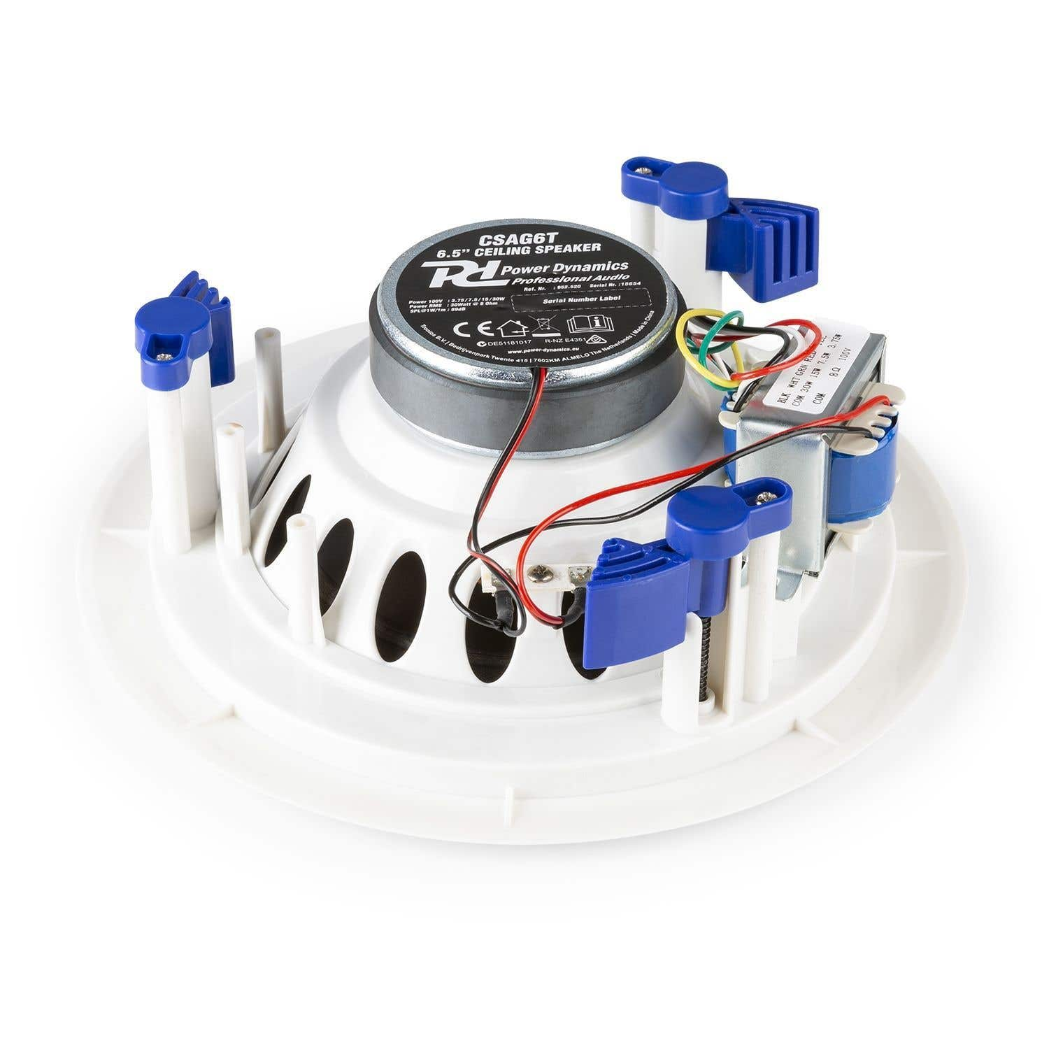 Un altavoz de techo blanco con un altavoz negro en el centro, clips azules y cables. El texto en el altavoz dice 'Power Dynamics'.