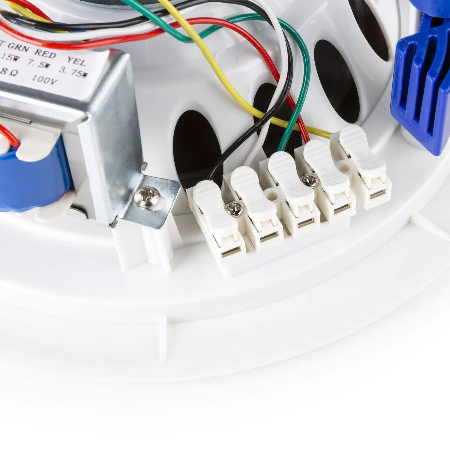 Primer plano de componentes eléctricos blancos con cables de colores, incluyendo rojo, amarillo, verde y negro. Un conector azul es visible.