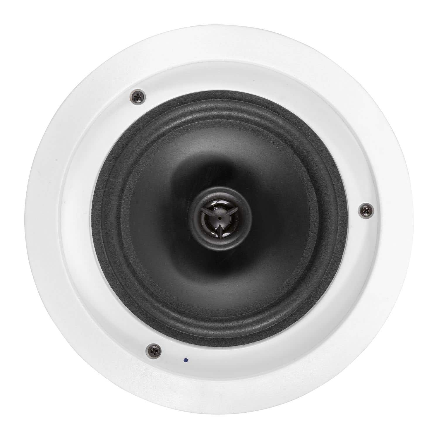Un altavoz blanco para techo. El altavoz tiene un cono negro y un marco blanco. Se ven tornillos en el marco.