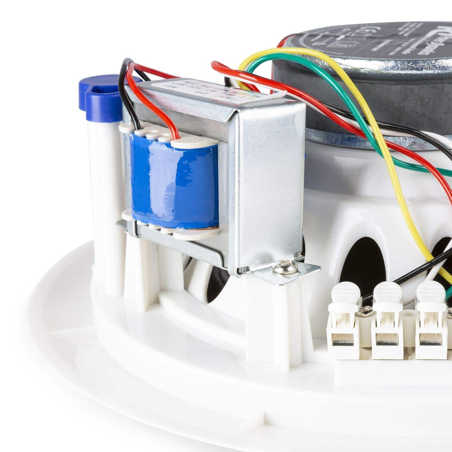 Primer plano de un componente eléctrico. Tiene cables, un cilindro azul y otras piezas fijas a una base blanca y redonda, todo sobre fondo blanco.