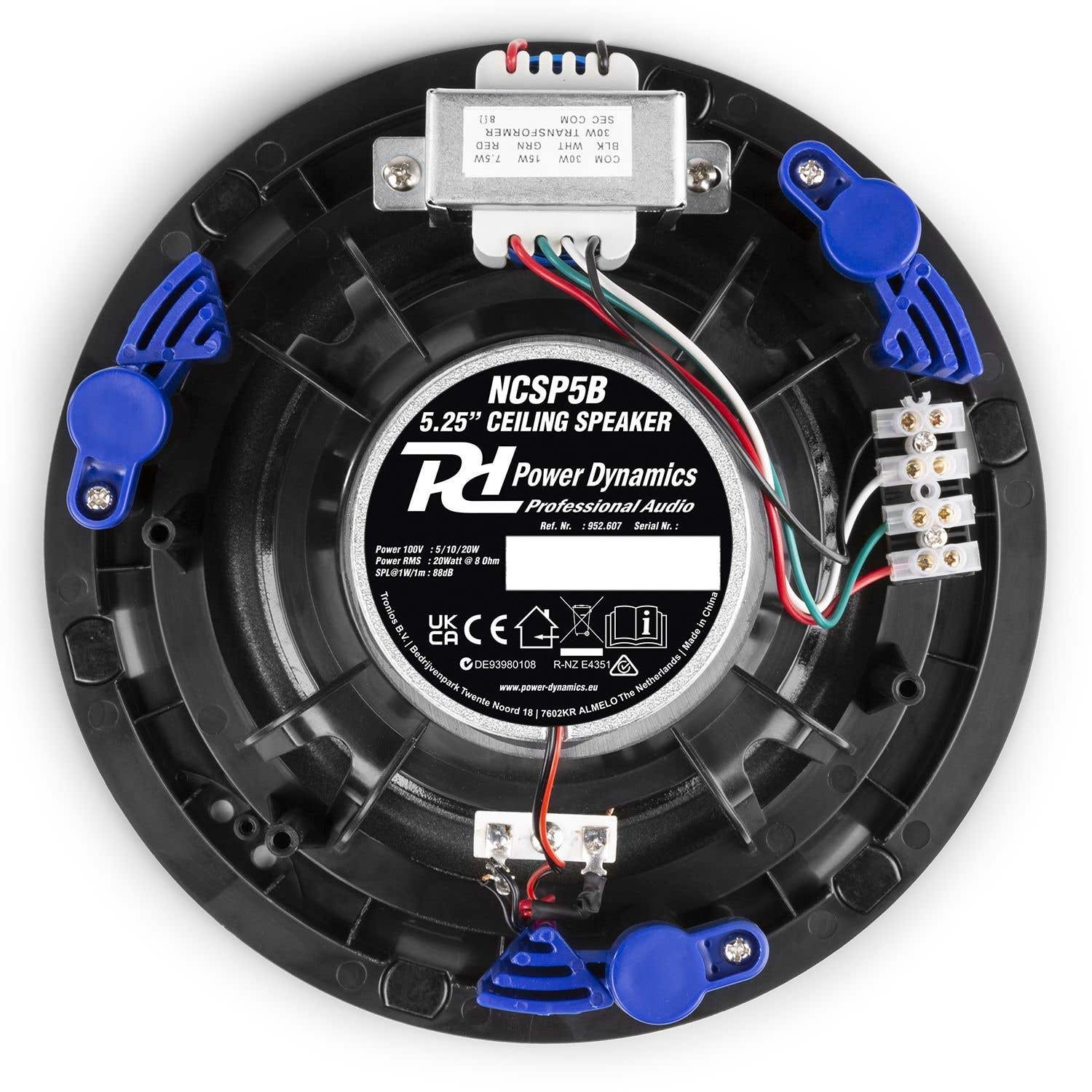 Altavoz de techo con marco negro, clips azules y cableado blanco. La etiqueta central dice 'Power Dynamics NCSP5B'. Transformador visible.