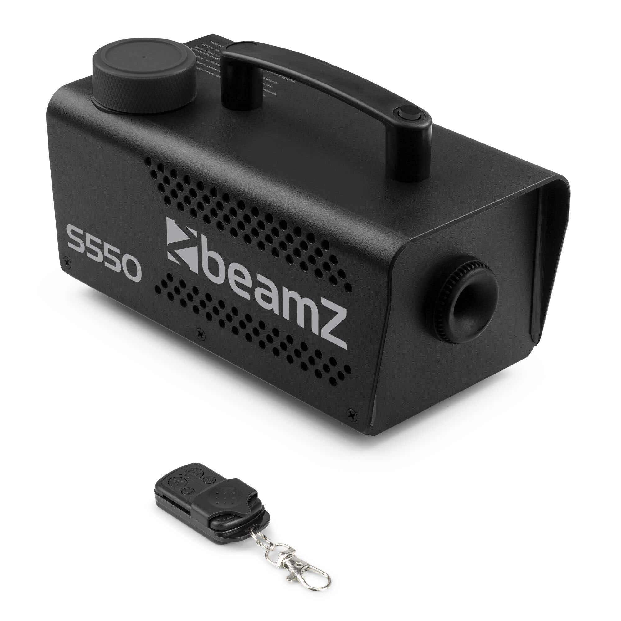 Una máquina de humo beamZ S550 negra y un mando a distancia sobre un fondo blanco.