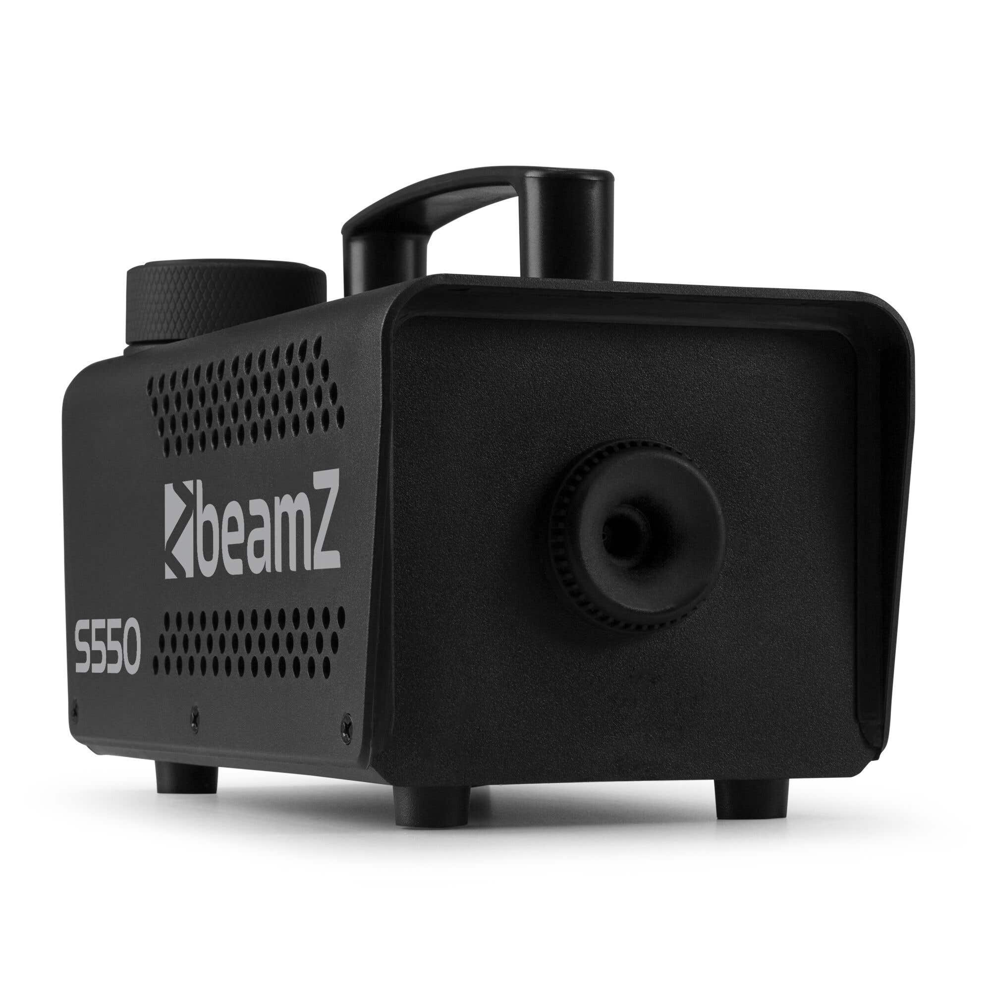 Una máquina de niebla Beamz S5550 negra. Tiene un asa, rejillas de ventilación y una boquilla. El fondo es blanco.