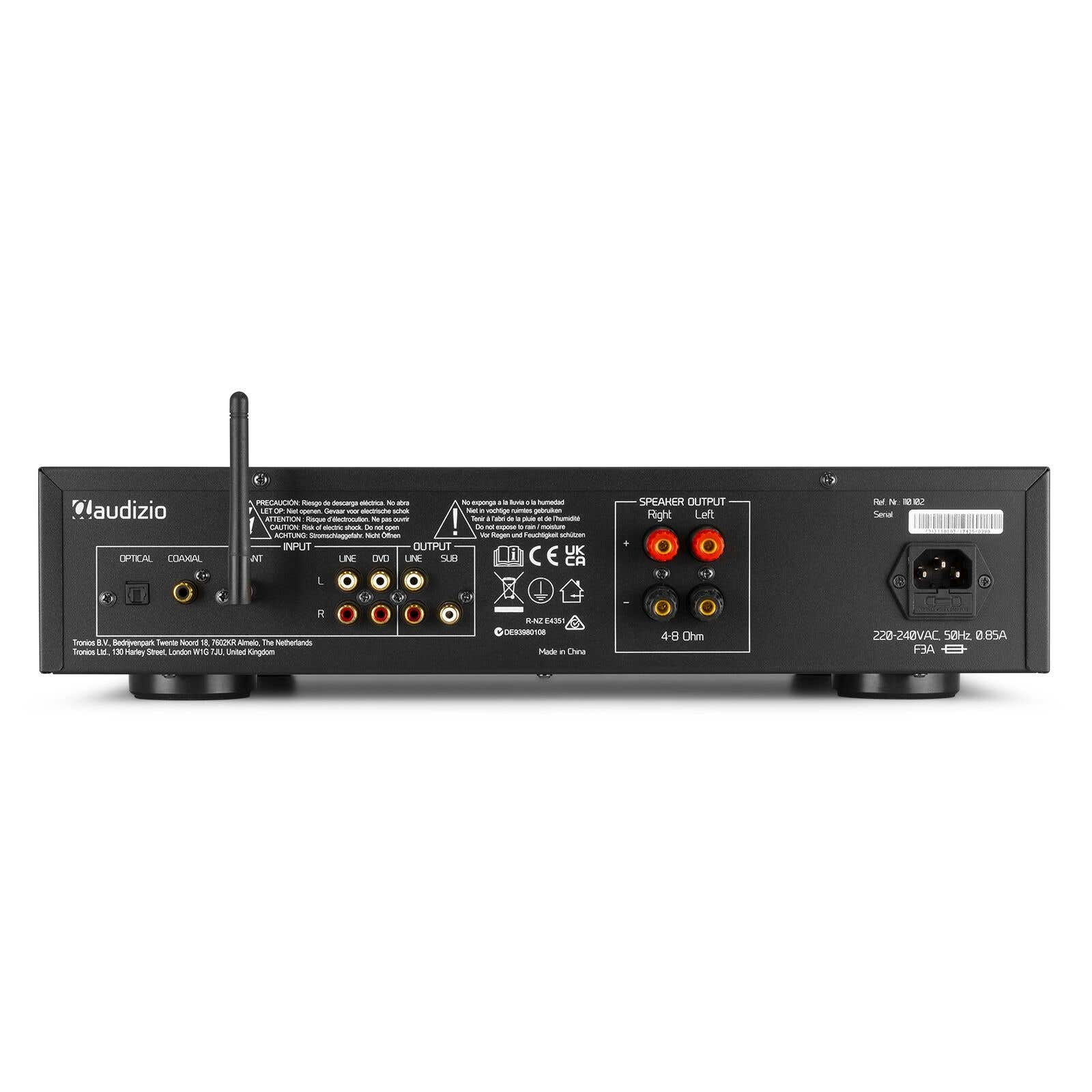 Panel trasero negro de amplificador de audio con entradas, salidas, alimentación y antena. Texto y advertencias.