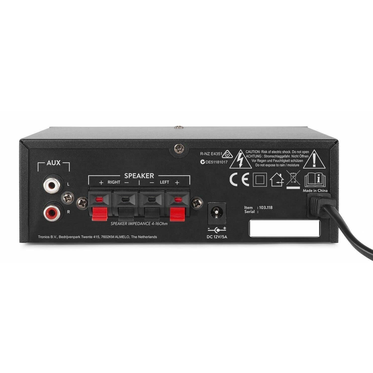 Un amplificador de altavoz negro con AUX, terminales de altavoz y etiquetas de advertencia. El texto incluye 'CAUTION' y 'Made in China'.