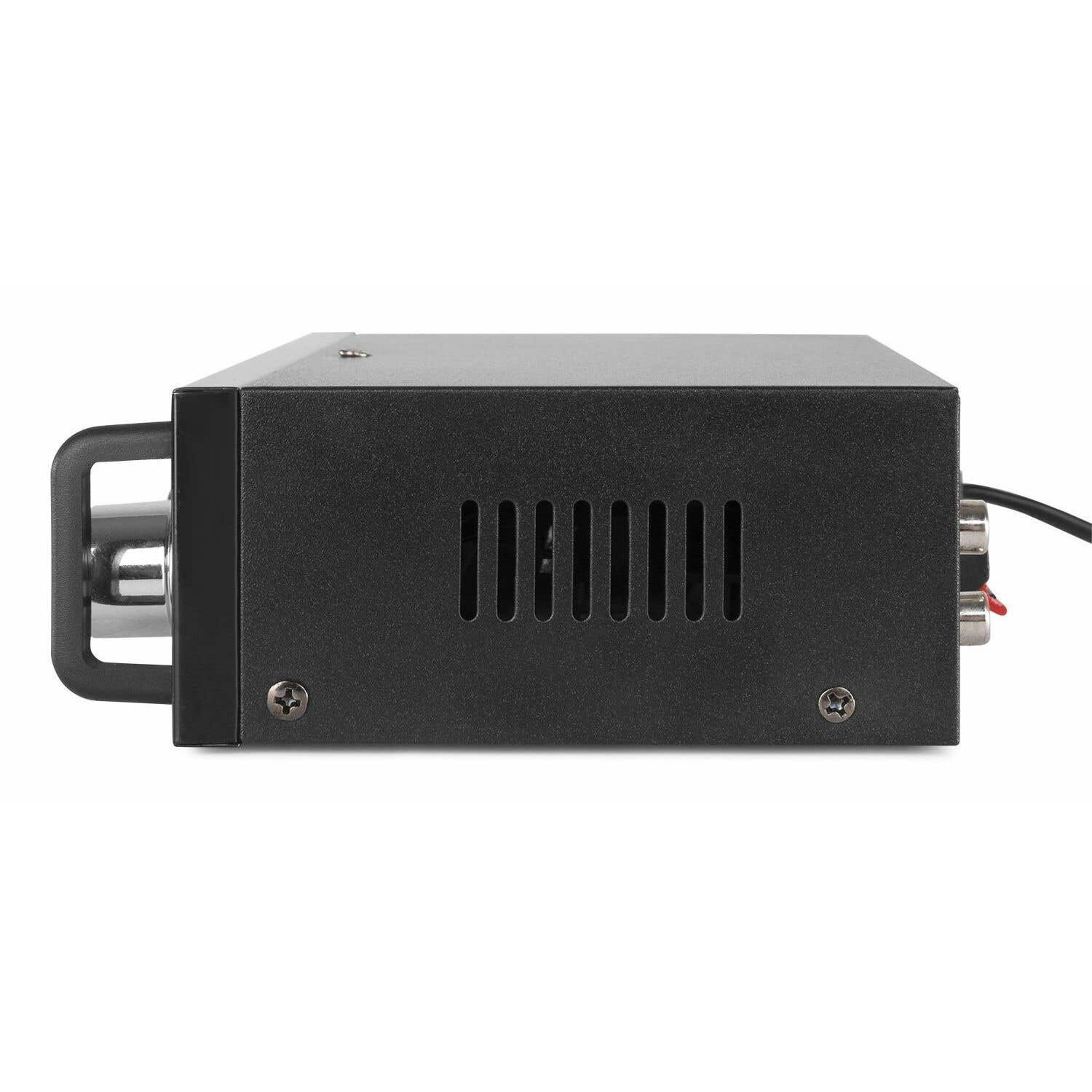 Un dispositivo electrónico negro con asa y ranuras de ventilación. Se ven tornillos en el lateral. Está sobre un fondo blanco.