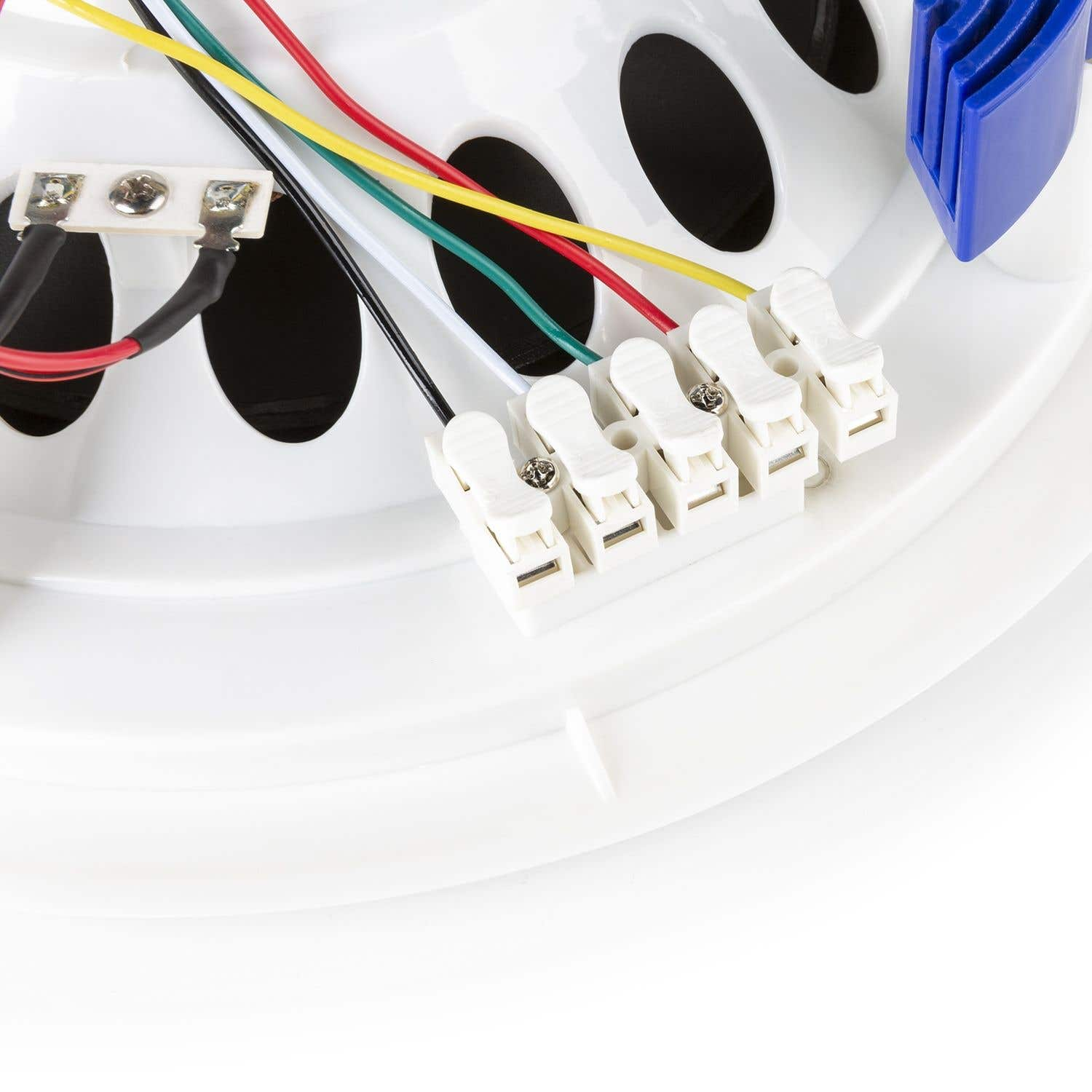 Primer plano de un componente eléctrico blanco con cables de colores conectados a terminales blancos y una parte azul. Fondo blanco.