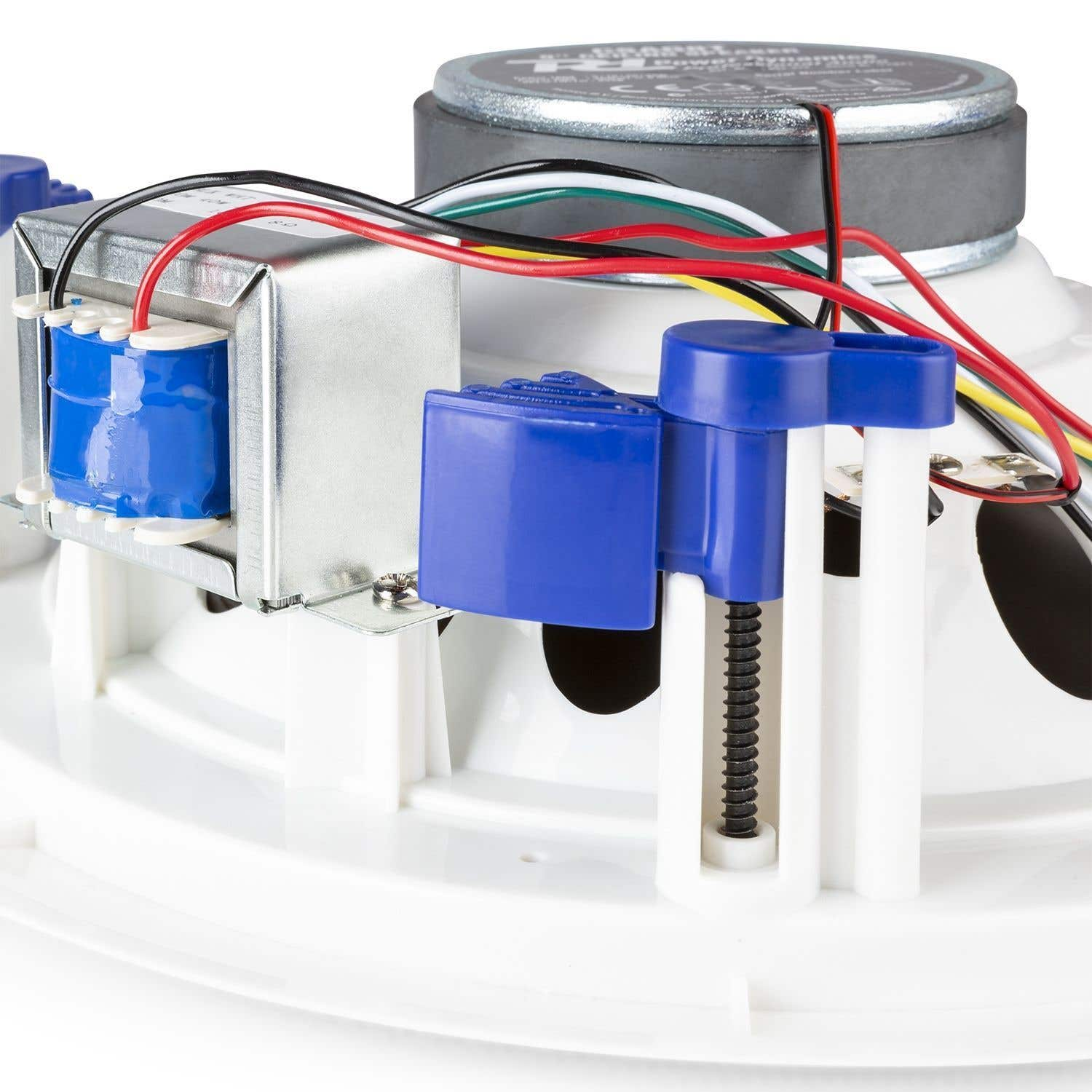 Primer plano de componentes de altavoz. Piezas azules y blancas con cables, componentes metálicos y un altavoz circular. Fondo blanco.
