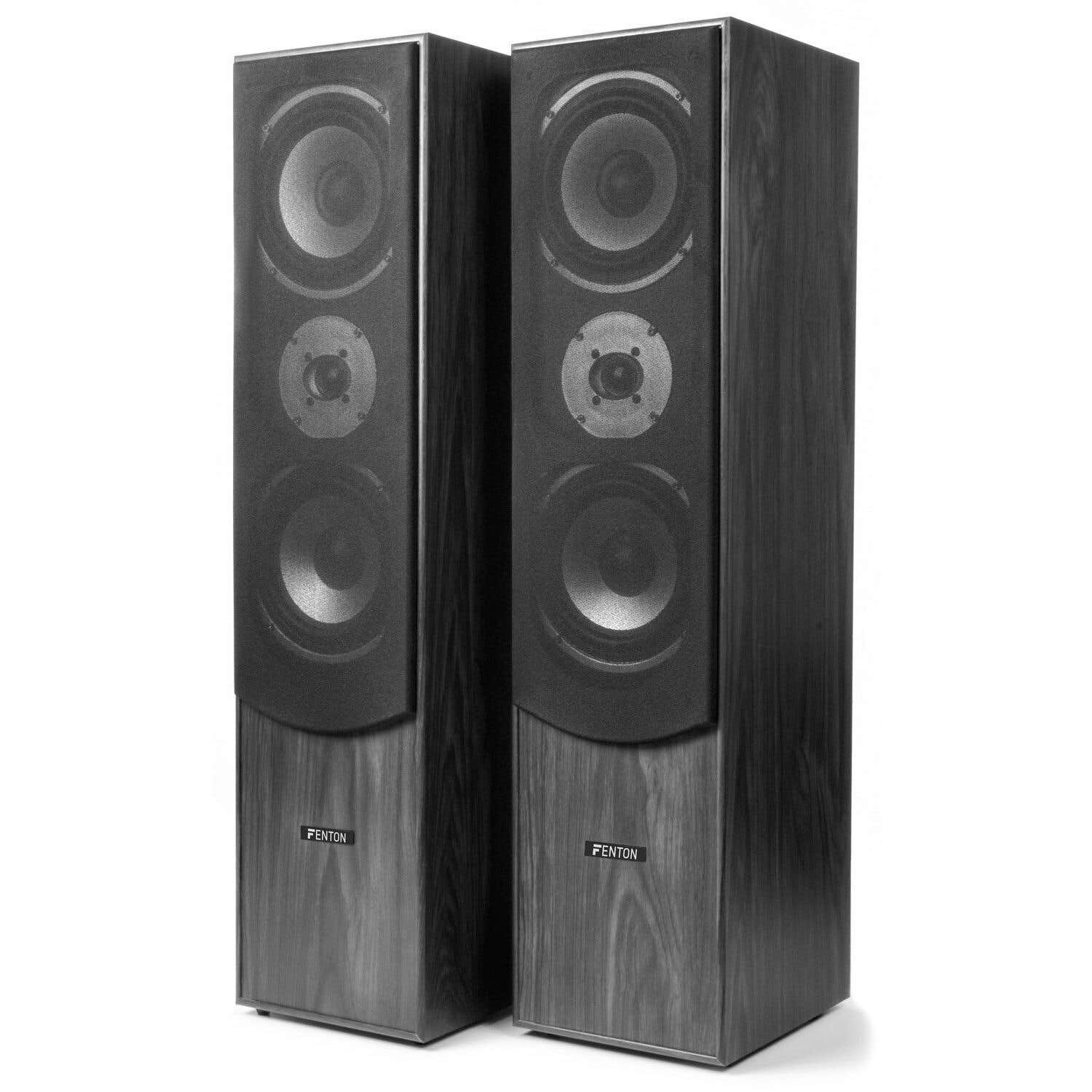 Dos altavoces altos de madera oscura con múltiples controladores. La marca 'FENTON' es visible. Fondo blanco.