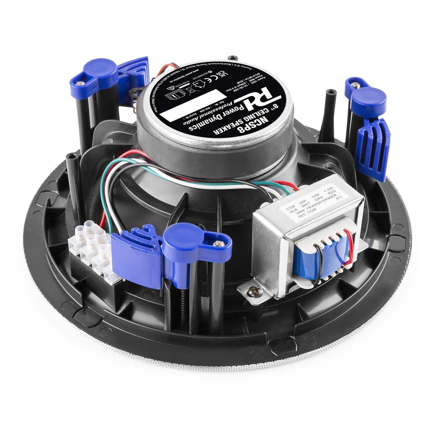 Un altavoz de techo con marco negro, clips azules y un transformador plateado. El altavoz tiene una etiqueta que dice 'Power Dynamics'.