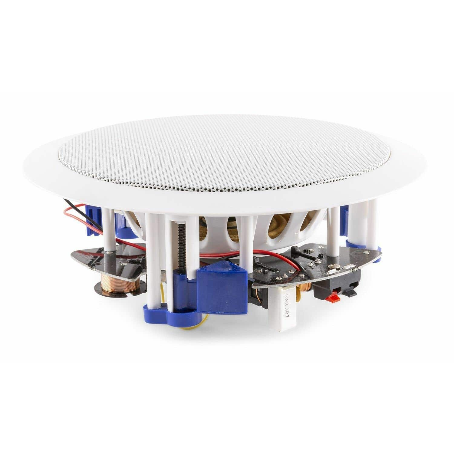 Un altavoz blanco para techo con rejilla de malla. Tiene soportes azules y blancos, cableado de cobre y una placa de circuito.