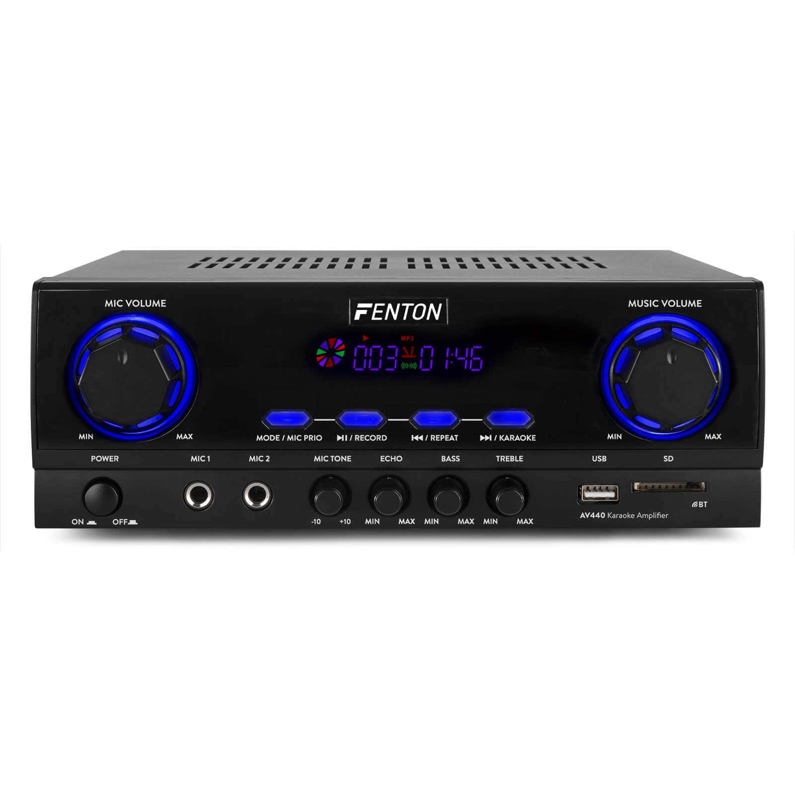 Un amplificador de karaoke Fenton AV440 negro. Tiene varios botones, diales y una pantalla digital que muestra la hora.