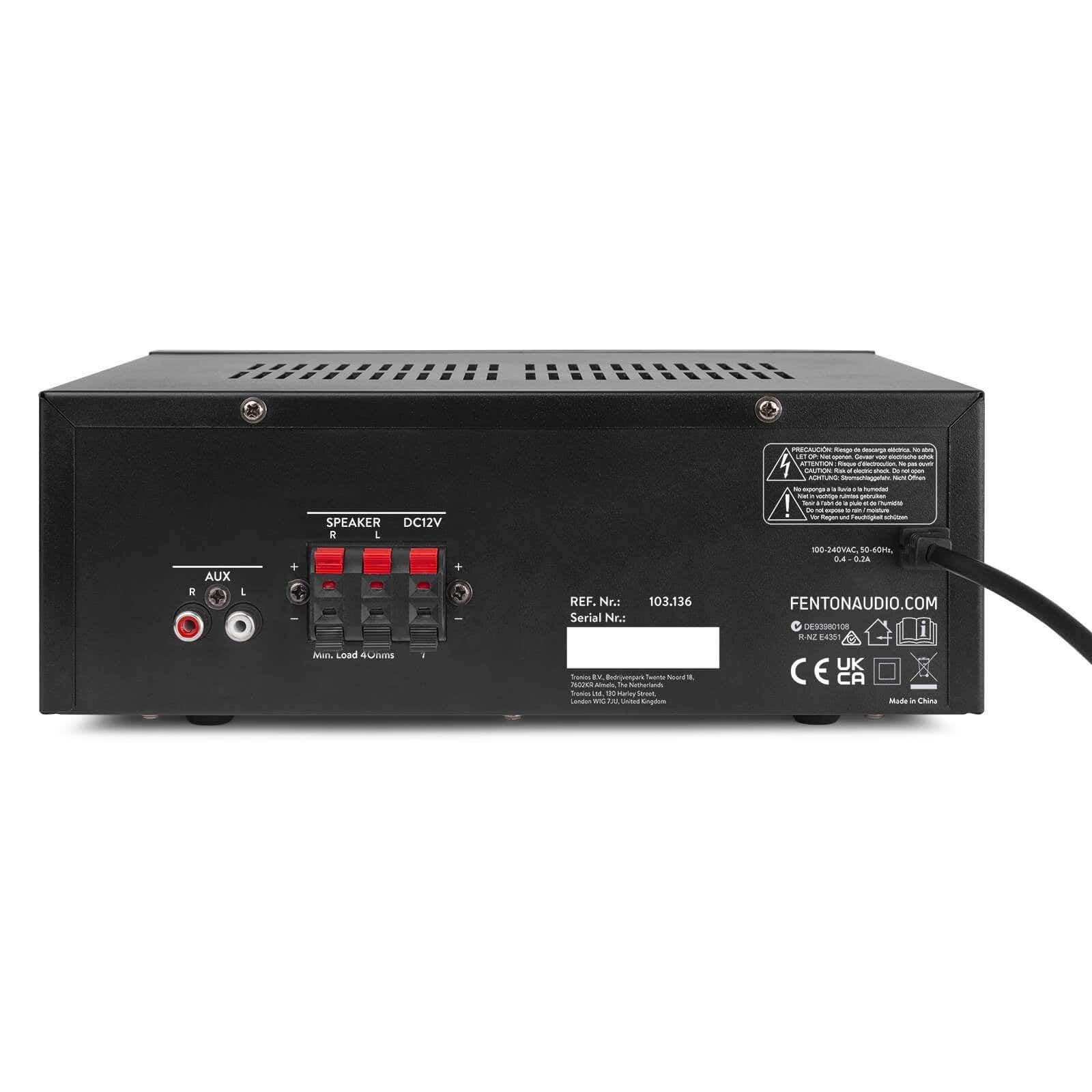 Schwarzer Audioverstärker mit Lautsprecher- und AUX-Eingängen, Warnhinweisen und Produktinformationen. Hergestellt in China.