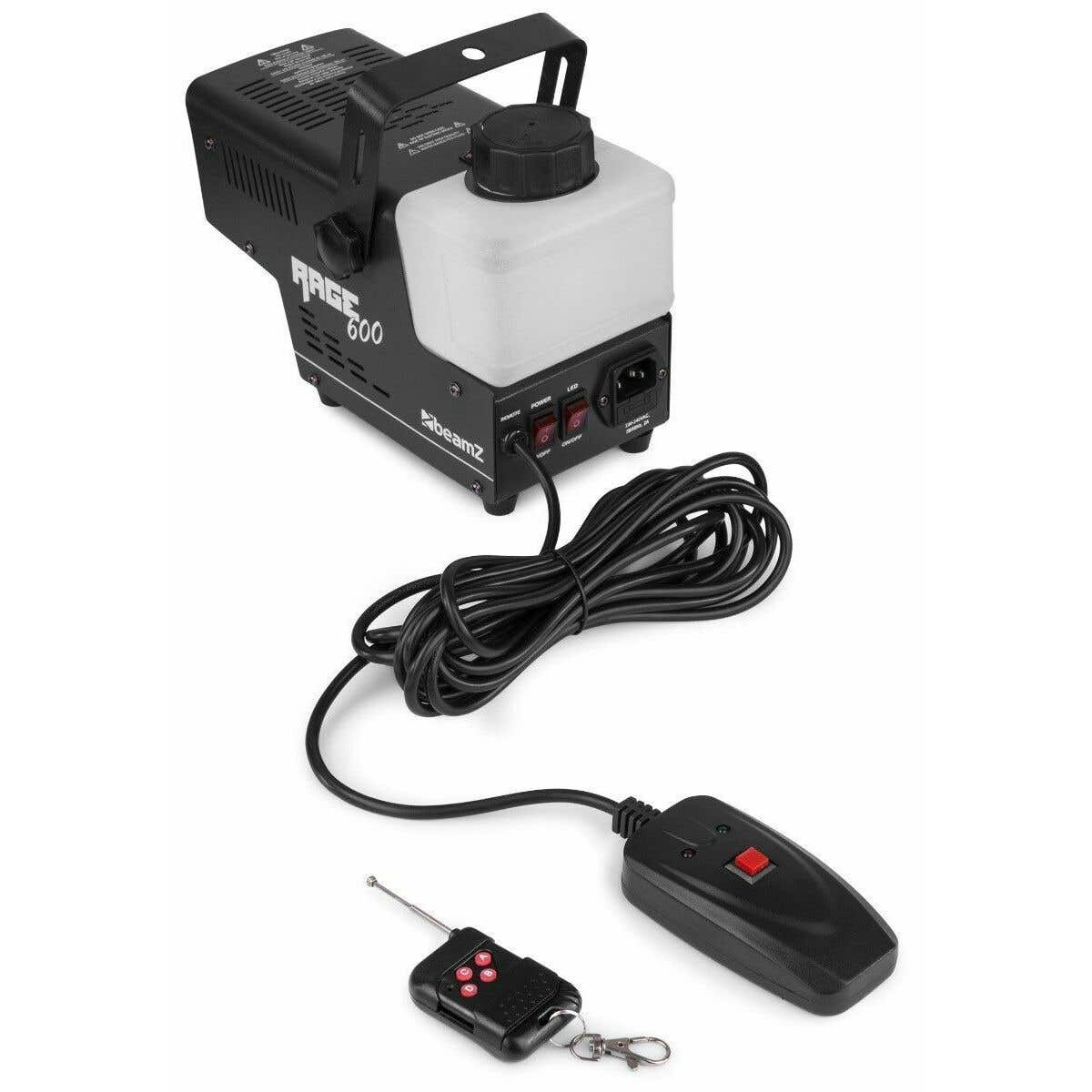 Máquina de humo negra con tanque blanco, mando a distancia y cable de alimentación. La máquina tiene un asa y la palabra "RAGE".