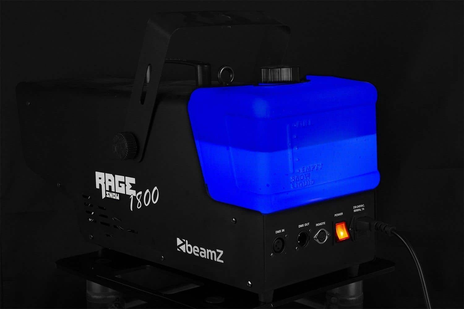 Una máquina de nieve negra y azul con 'Rage Snow 1800' escrito, un tanque azul y un botón de encendido naranja. Fondo negro.