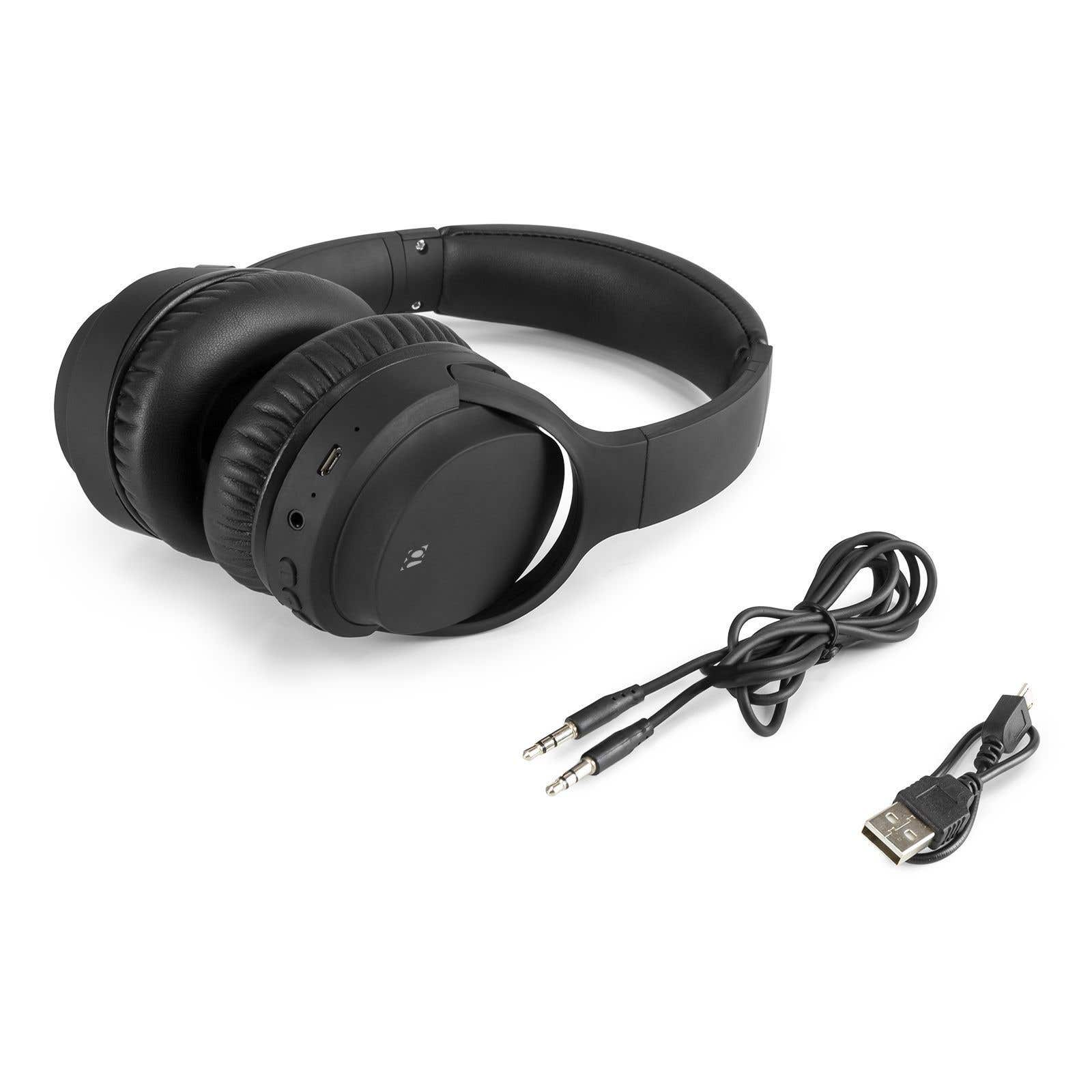 Cuffie nere con cavo e cavo USB su sfondo bianco. Le cuffie sono distese.