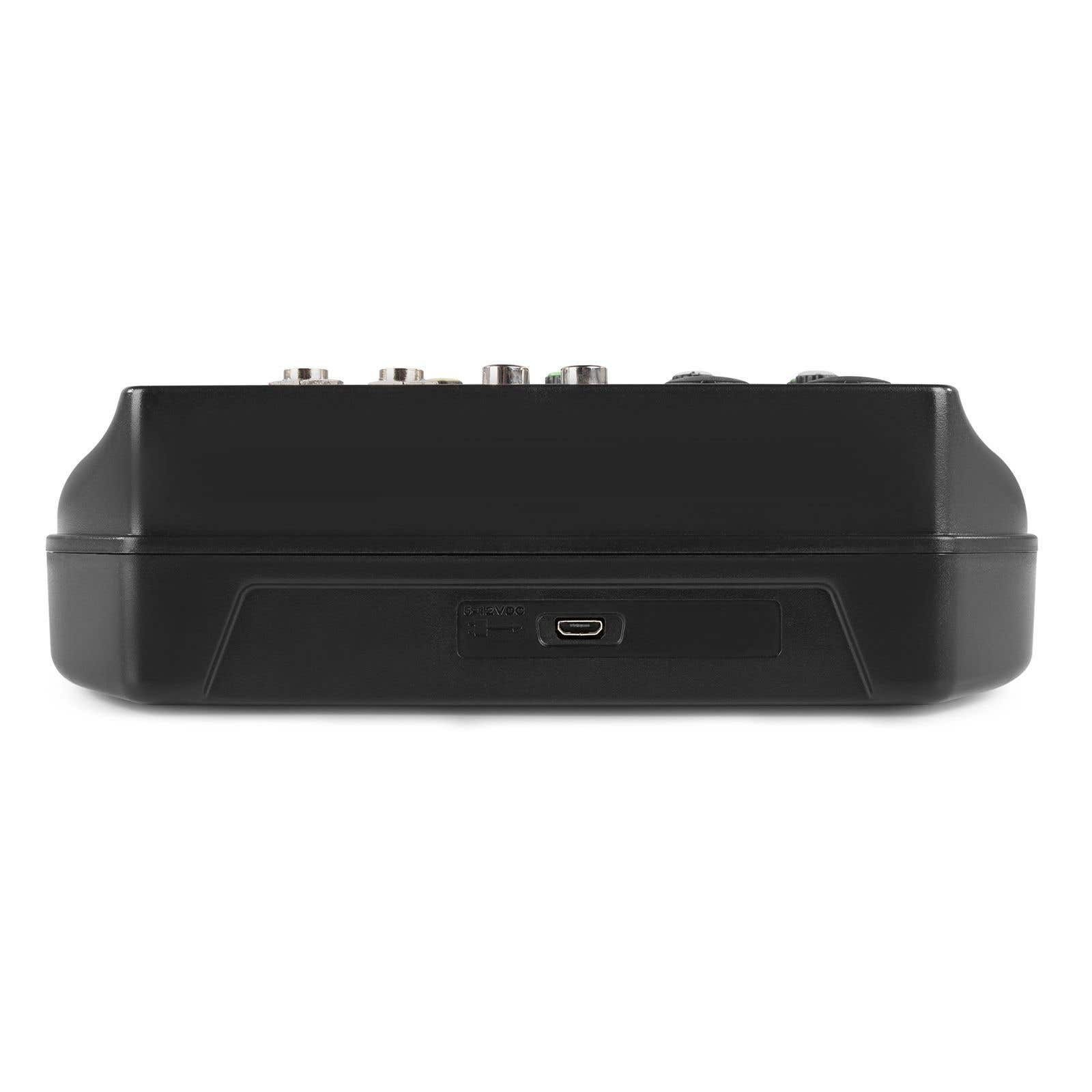 Un dispositivo electrónico negro con varios conectores plateados en la parte superior. Tiene un puerto USB en el lateral.