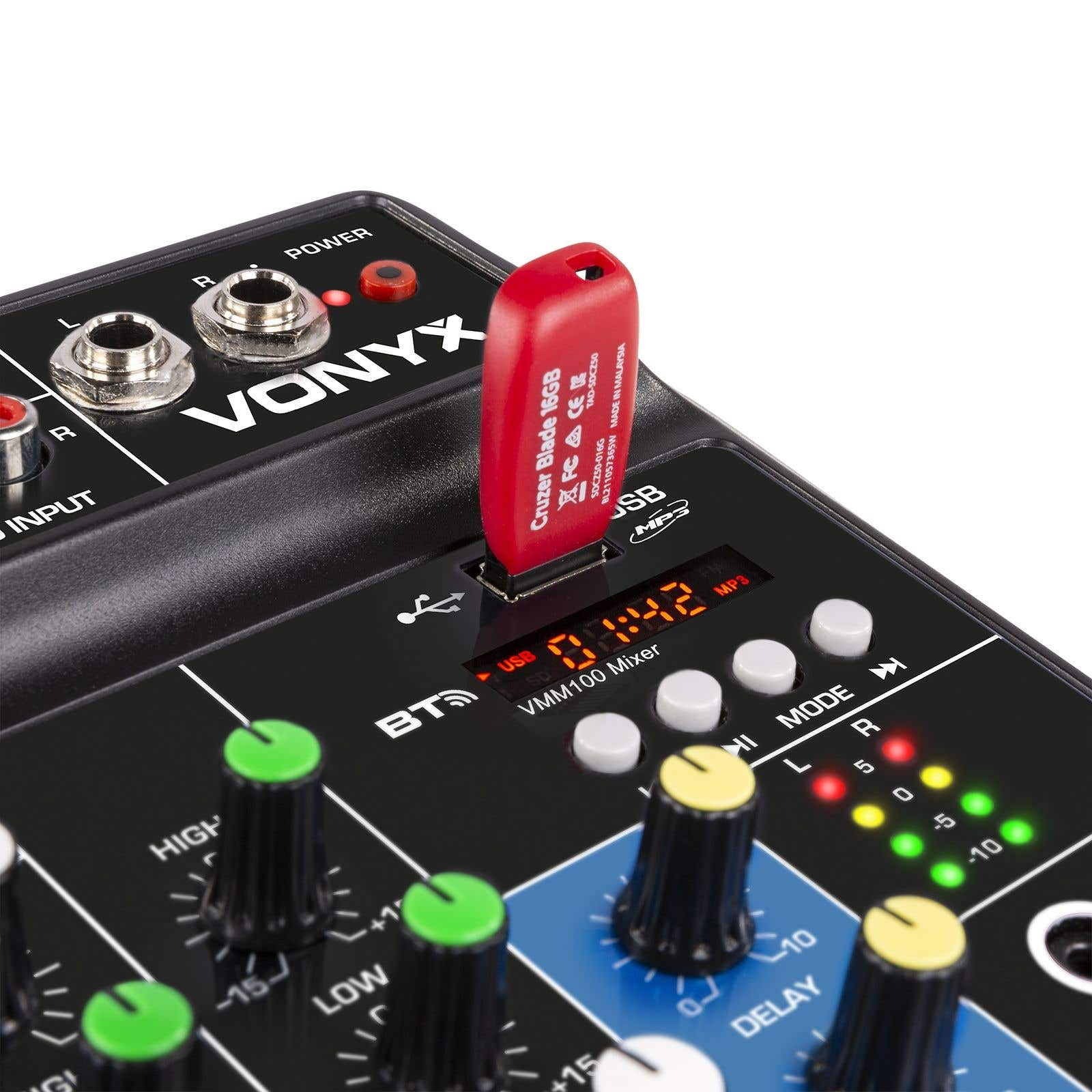 Una mezcladora con una memoria USB roja insertada. Se ven perillas, botones y una pantalla digital con la hora.