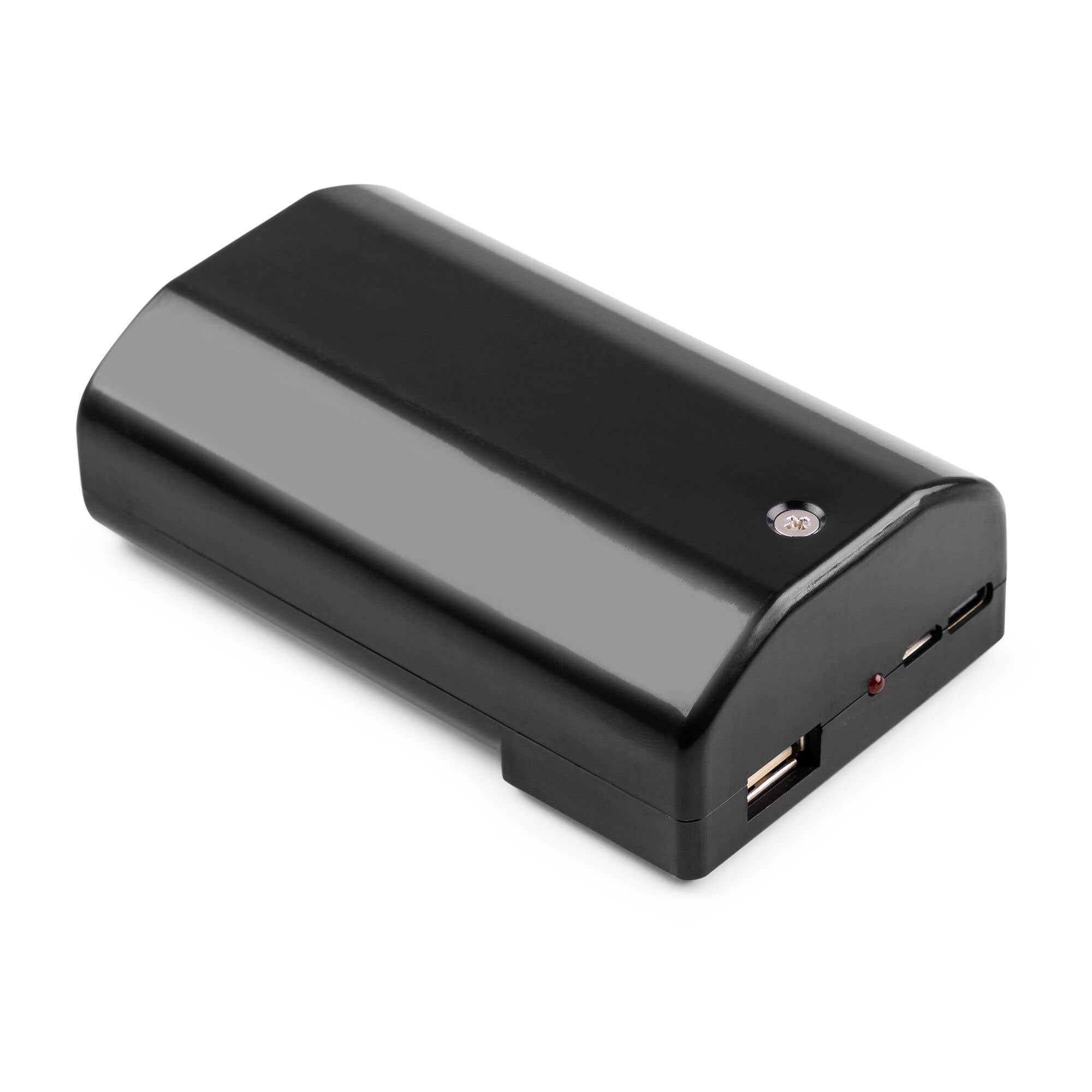 Un banco de energía negro rectangular con bordes redondeados. Tiene puertos USB y una pequeña luz en la parte superior.