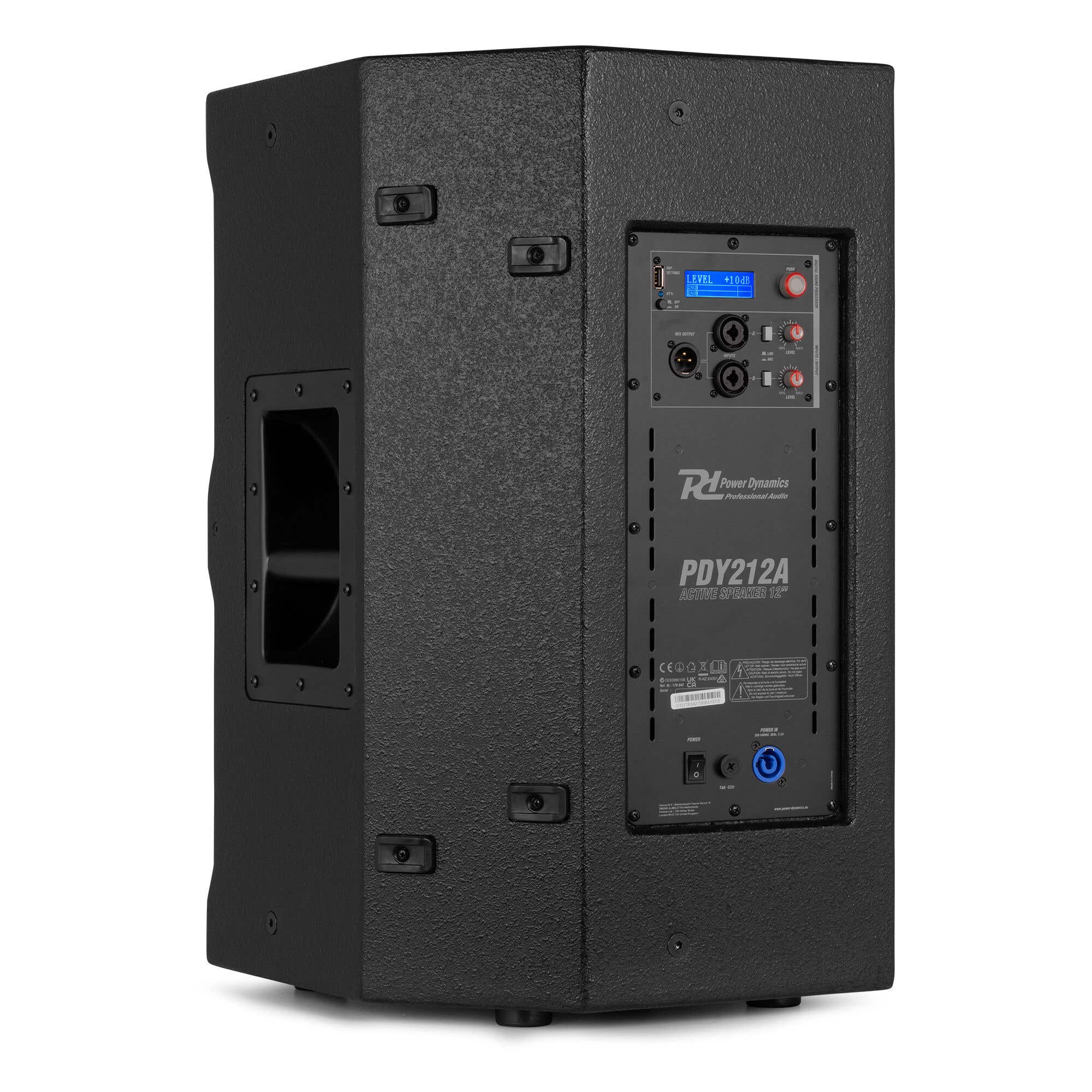 Zwarte luidspreker met bedieningspaneel, digitaal display, knoppen en input/output poorten, en een merklogo.