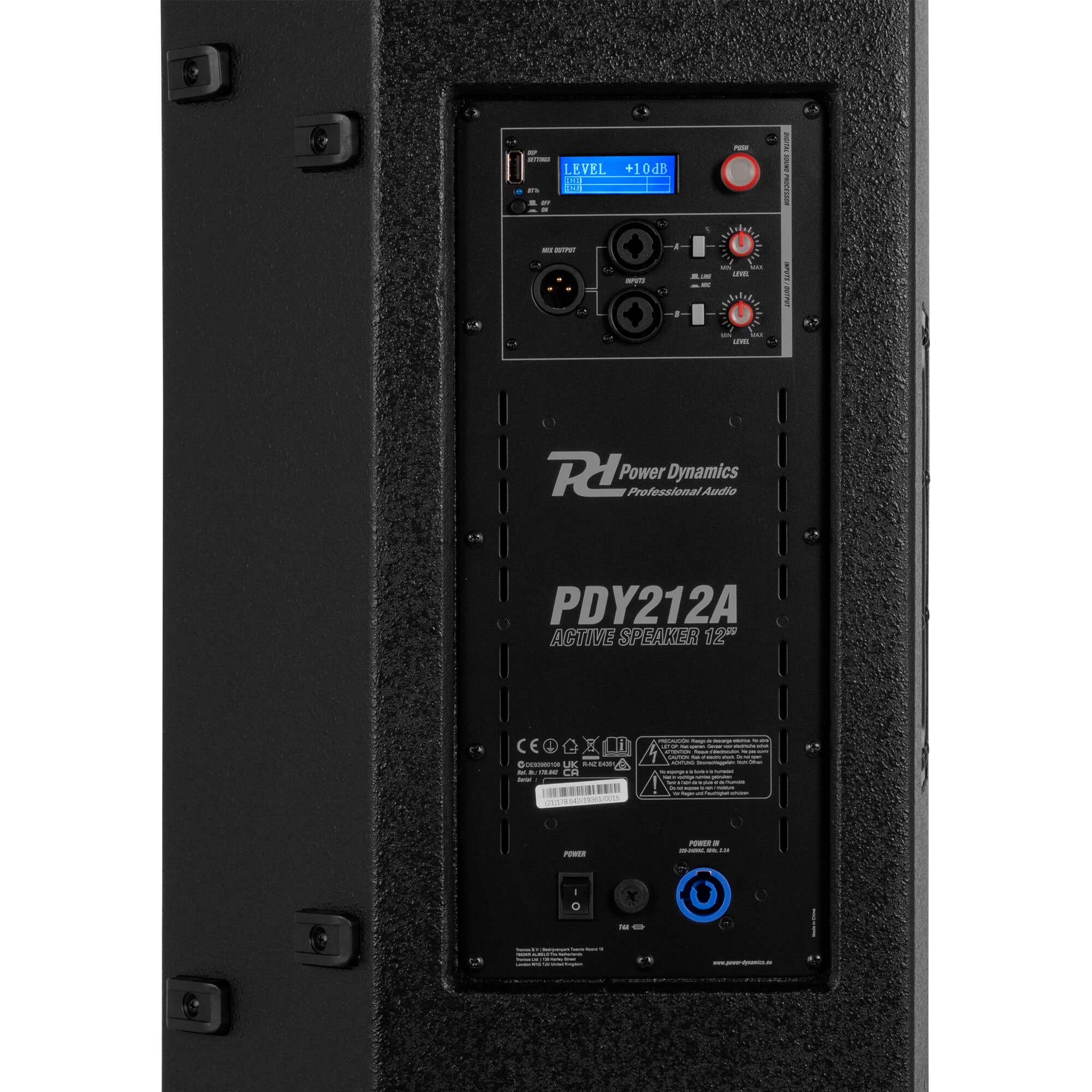 Zwarte PDY212A actieve luidspreker met bedieningspaneel. Niveau, ingangen en aan/uit-knoppen zichtbaar. Power Dynamics logo.